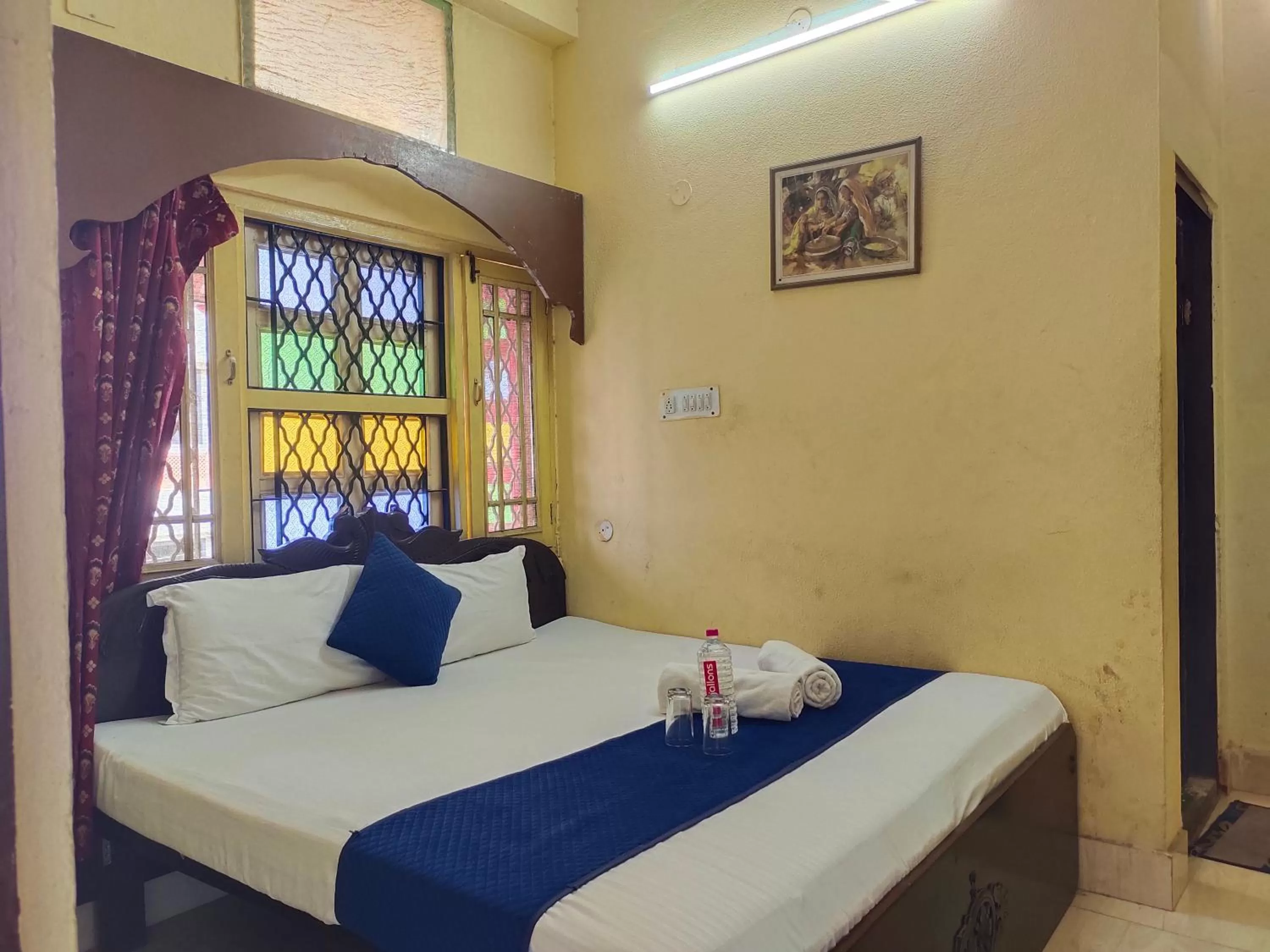 Bed in The Maurvi Inn