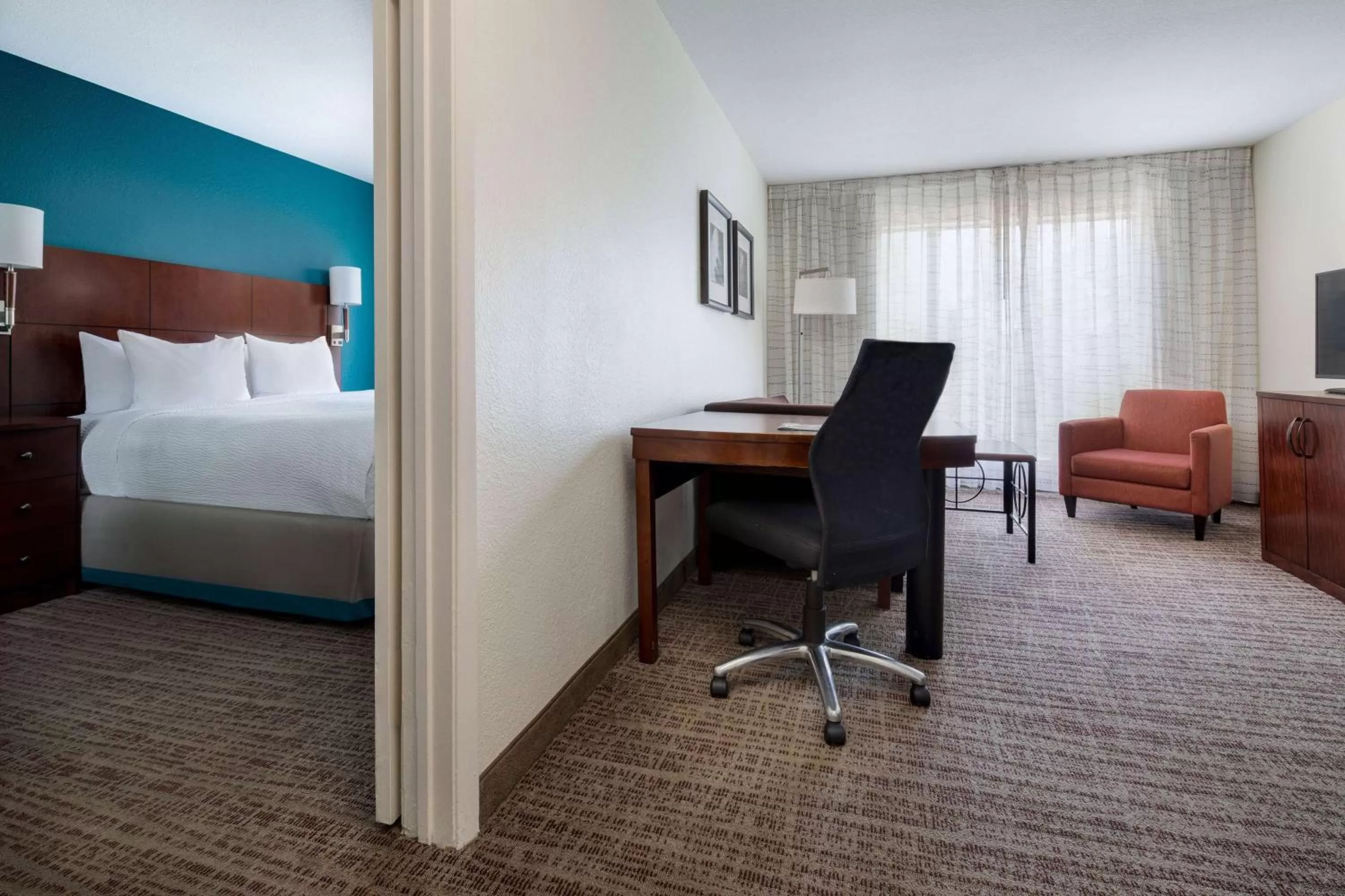 Photo of the whole room, Bed in Sonesta ES Suites Dallas Medical Market Center