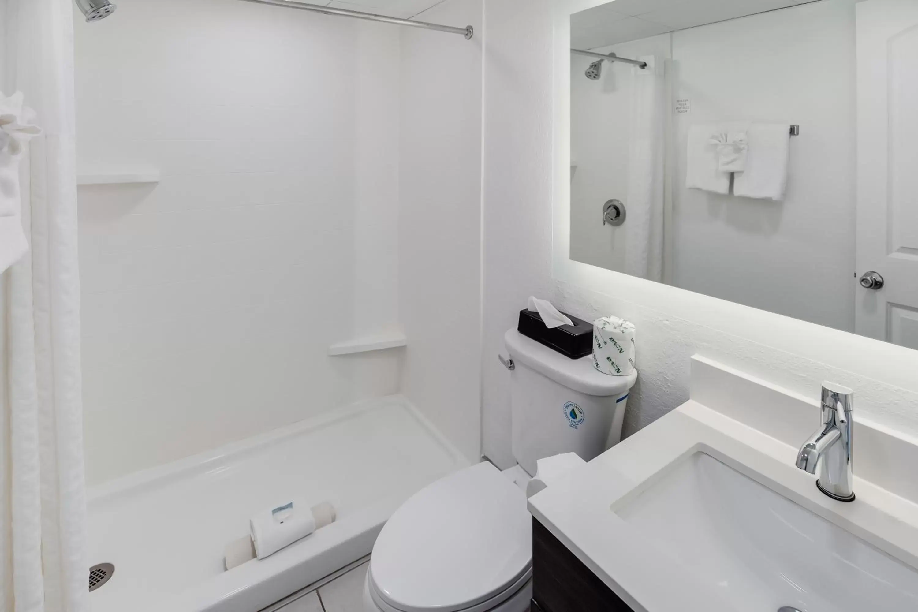 Queen Room with Two Queen Beds - Partial Ocean View in Tropical Seas Hotel Queen Room with Two Queen Beds - Partial Ocean View in Tropical Seas Hotel