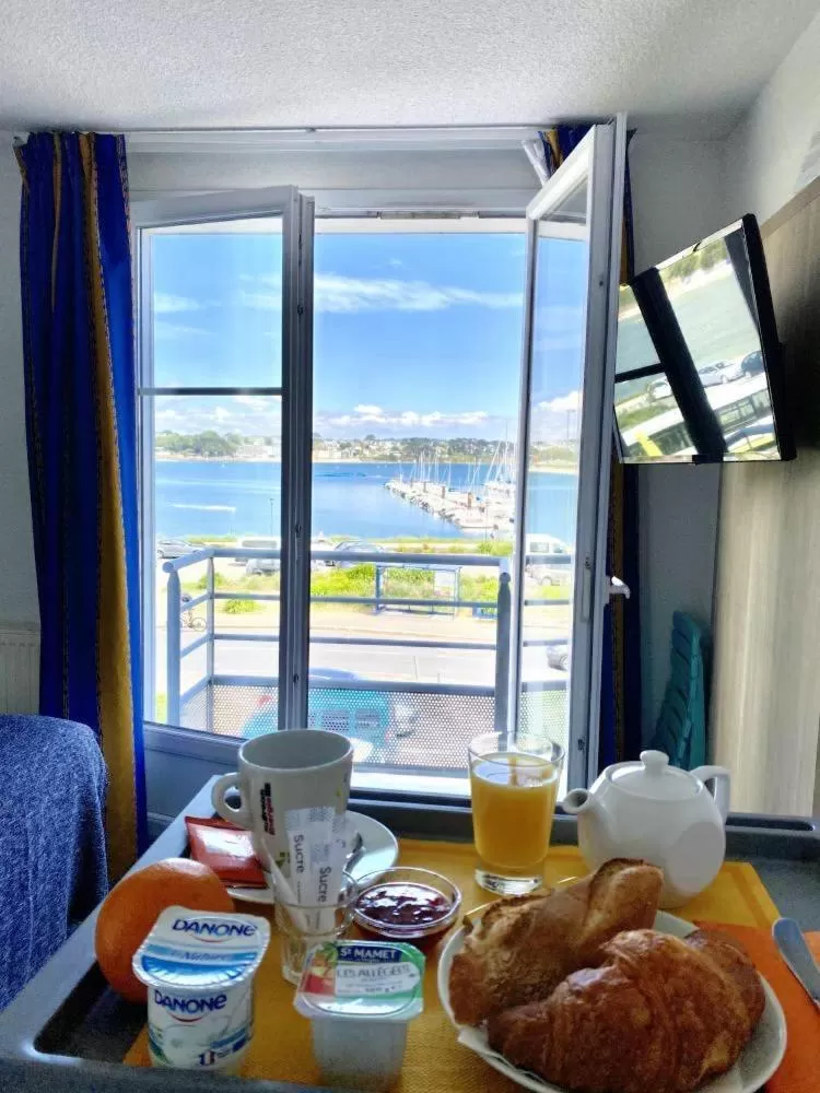 Breakfast in Couett'Hôtel Brest Port de plaisance, Les pieds dans l'eau