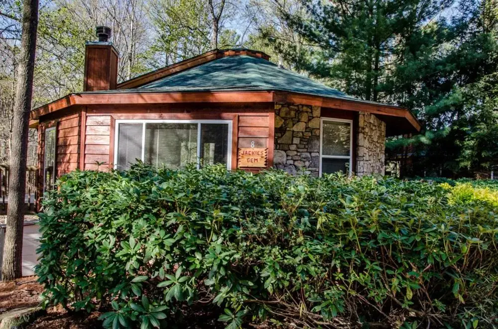 Three-Bedroom House in Asheville Cabins of Willow Winds Three-Bedroom House in Asheville Cabins of Willow Winds
