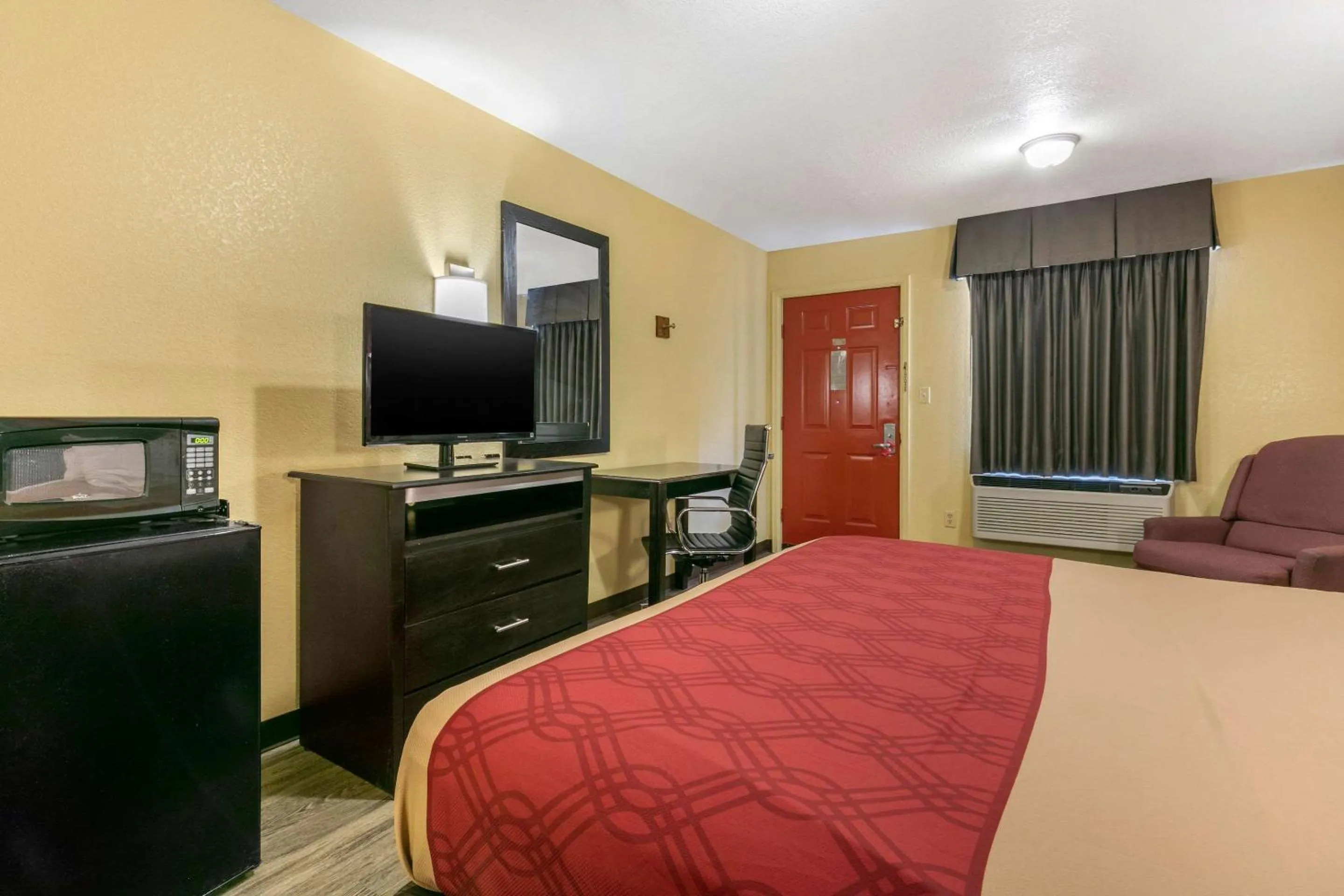 Photo of the whole room, Bed in Econo Lodge Jonesboro