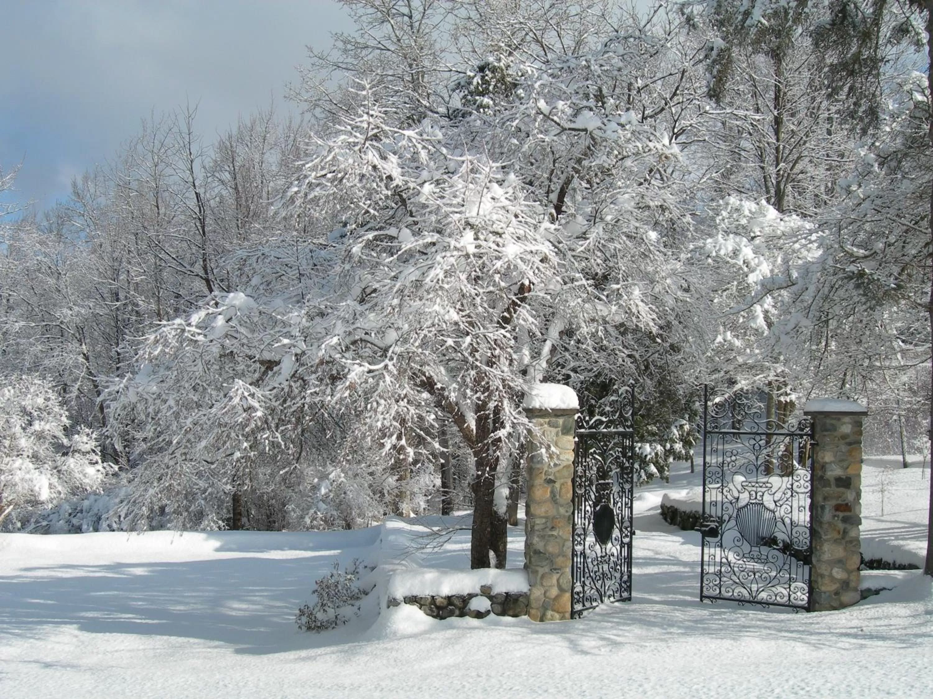Facade/entrance, Winter in Adair Country Inn & Restaurant