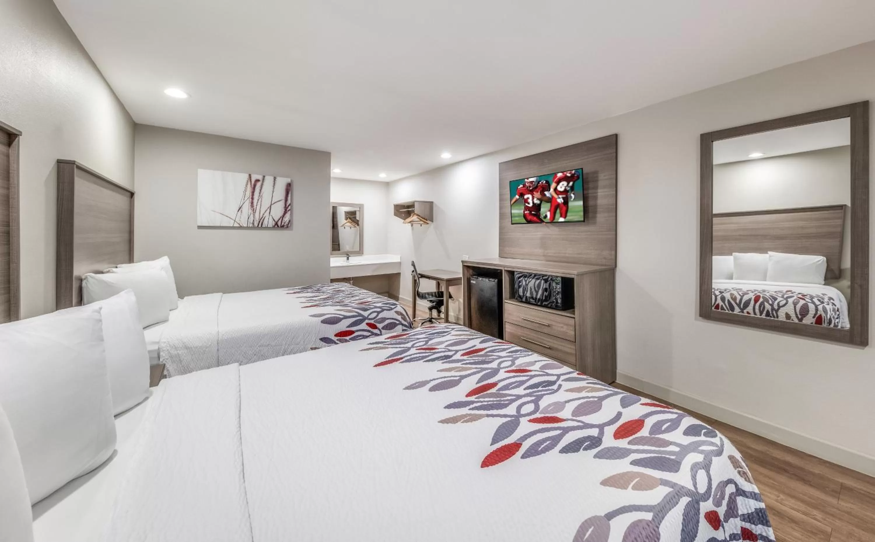 Photo of the whole room, Bed in Red Roof Inn Lewisville