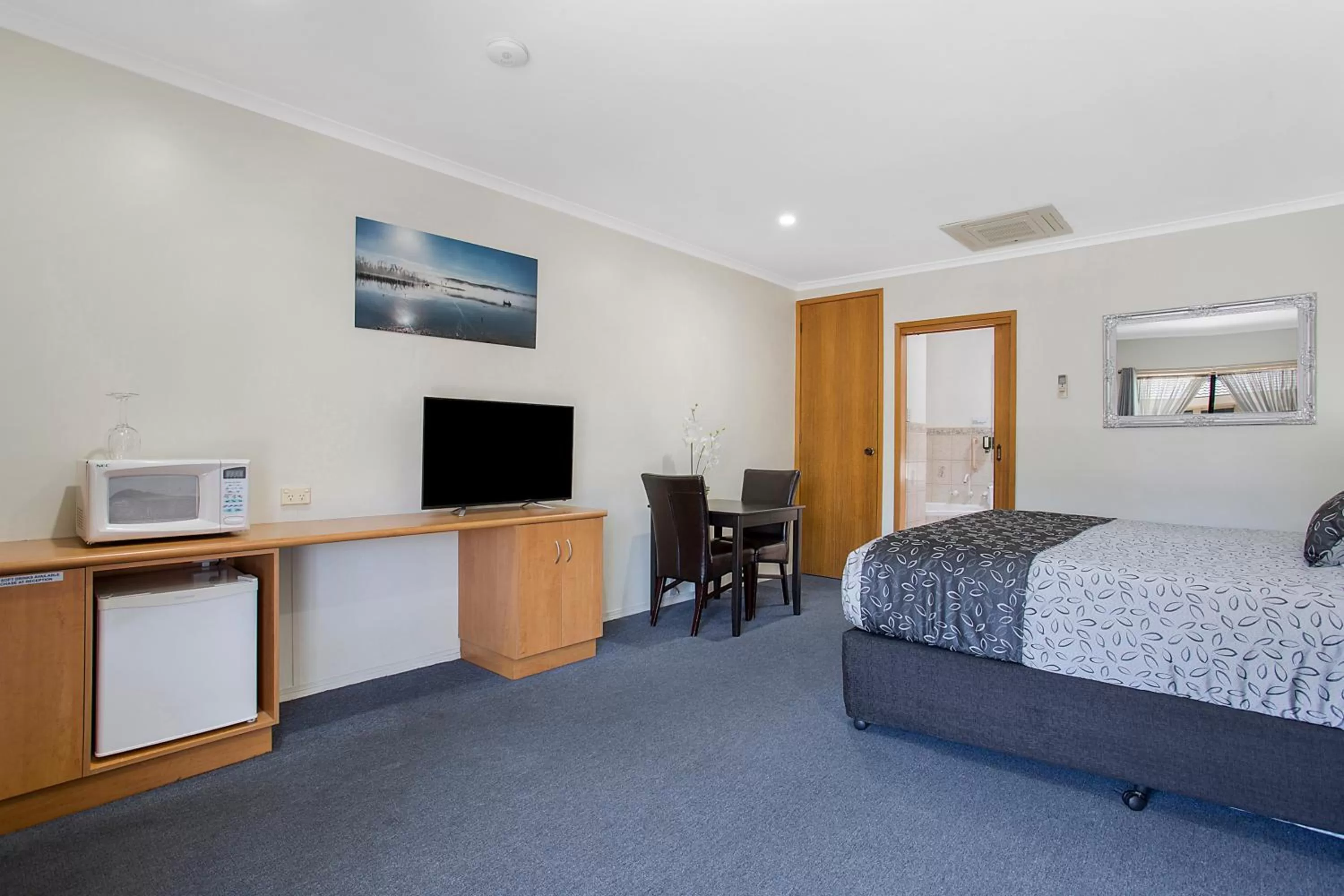 Photo of the whole room, Bed in Comfort Inn May Park