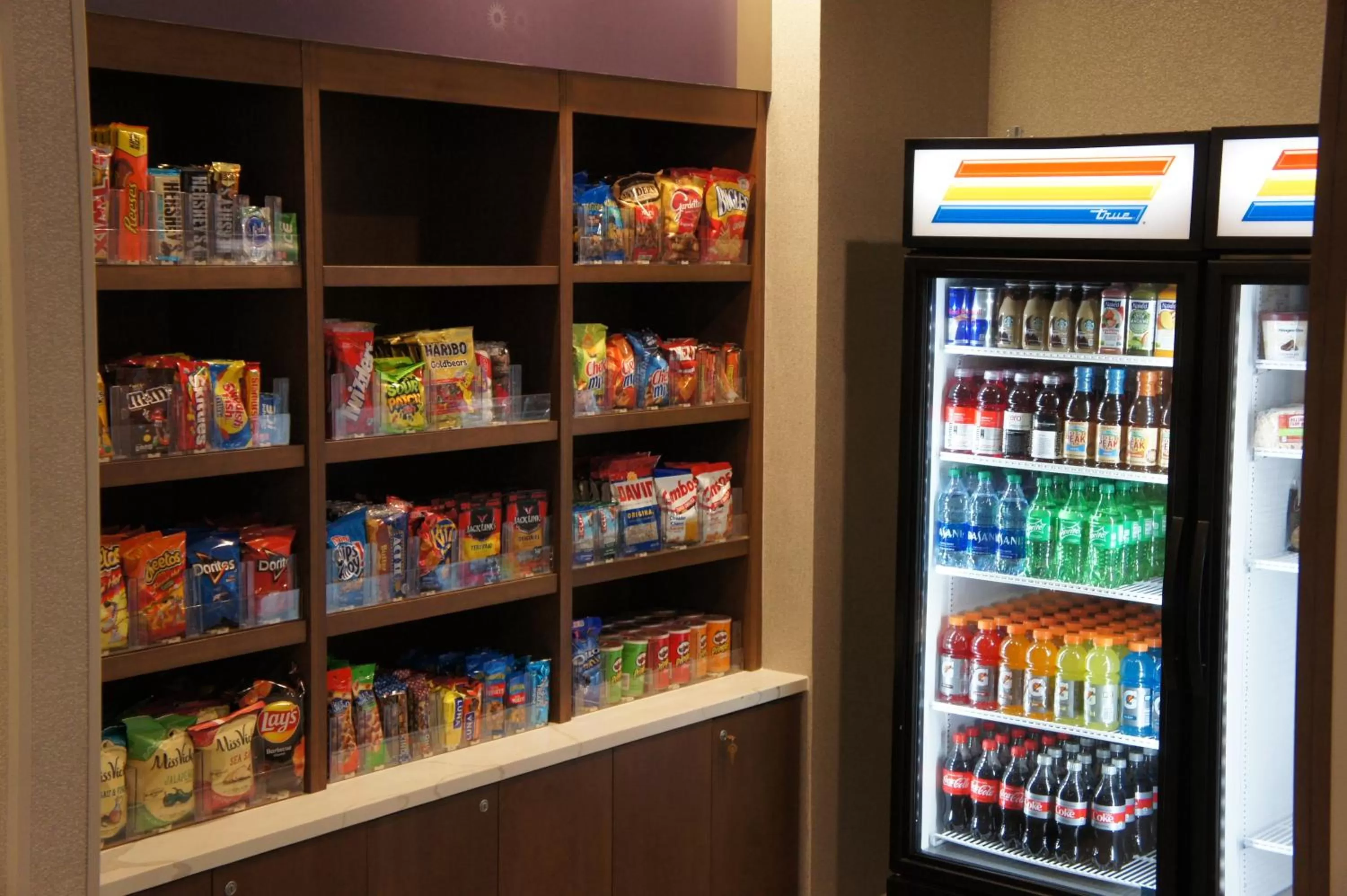 Shopping Area in La Quinta Inn & Suites by Wyndham Oxford