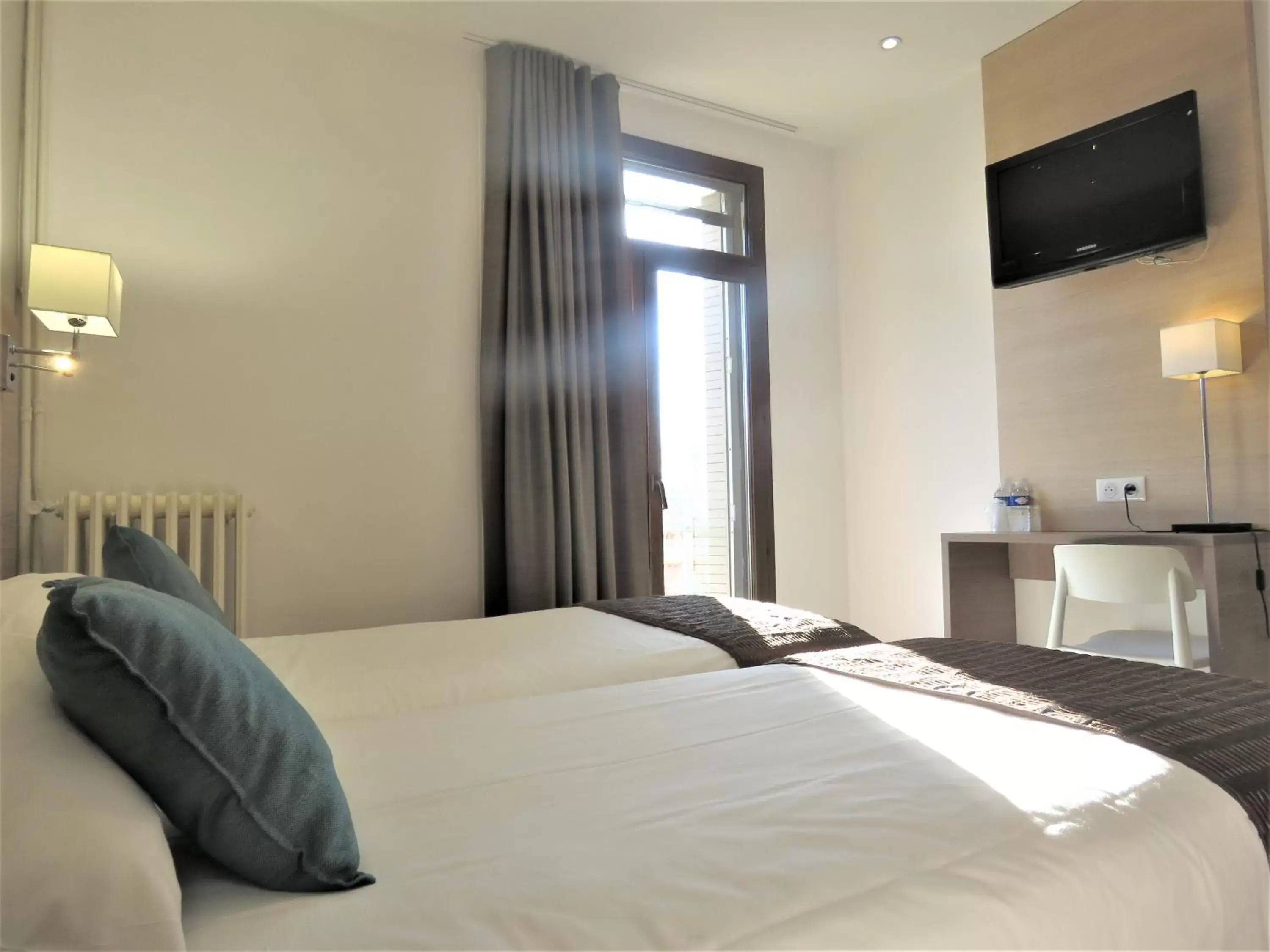 Twin Room with Shower in Logis Hôtel Restaurant Le Cours Twin Room with Shower in Logis Hôtel Restaurant Le Cours