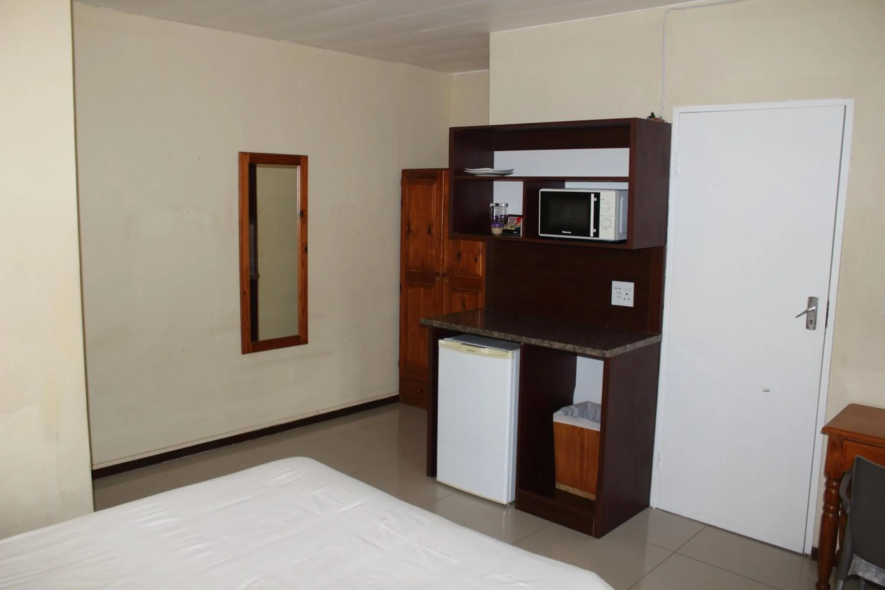 Kitchen or kitchenette, Bed in Purple Olive Guest House