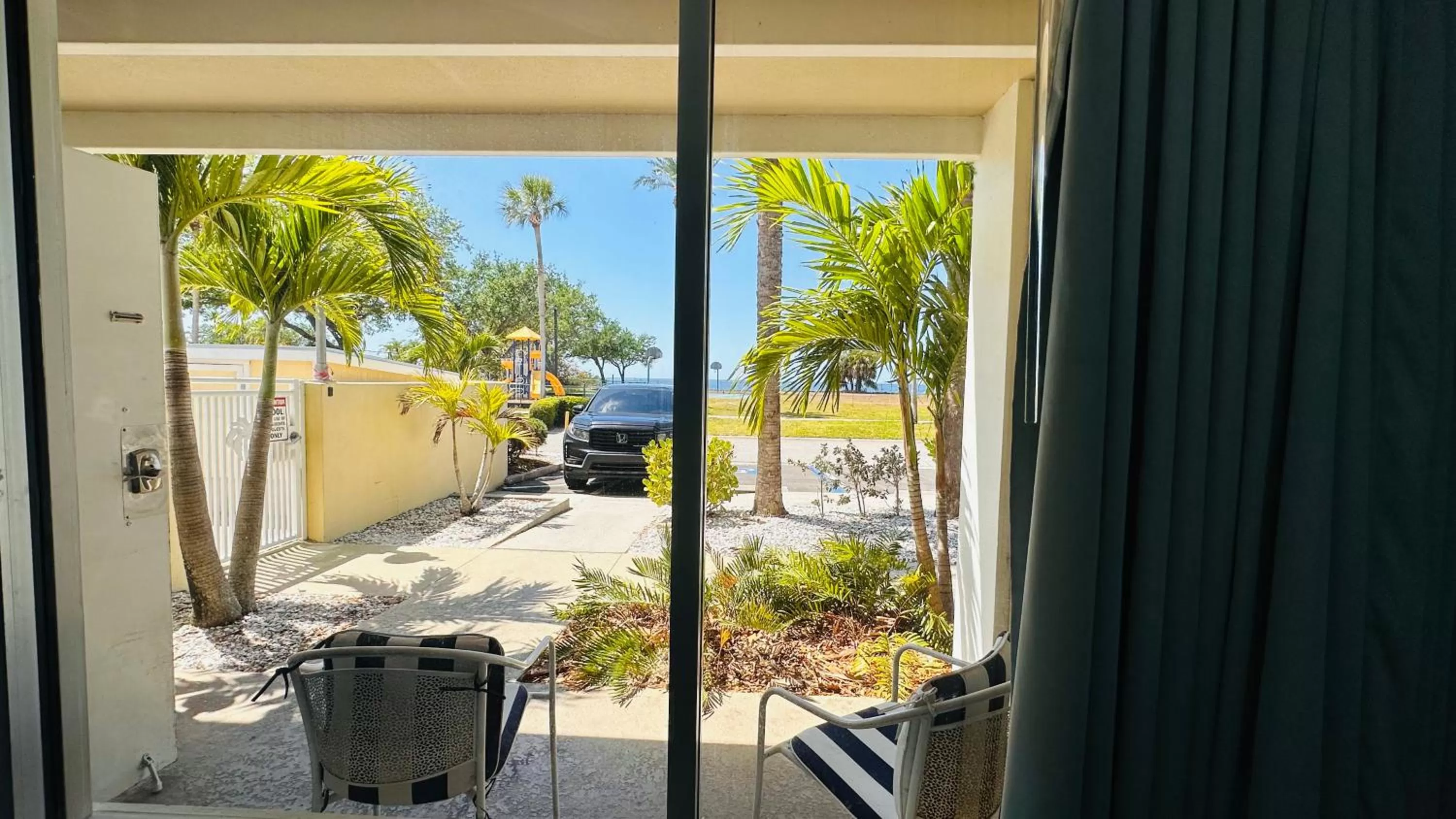 Spring in TAMPA BAY, BEACH step away, WIFI, FREE PARKING,POOLS, JACUZZI