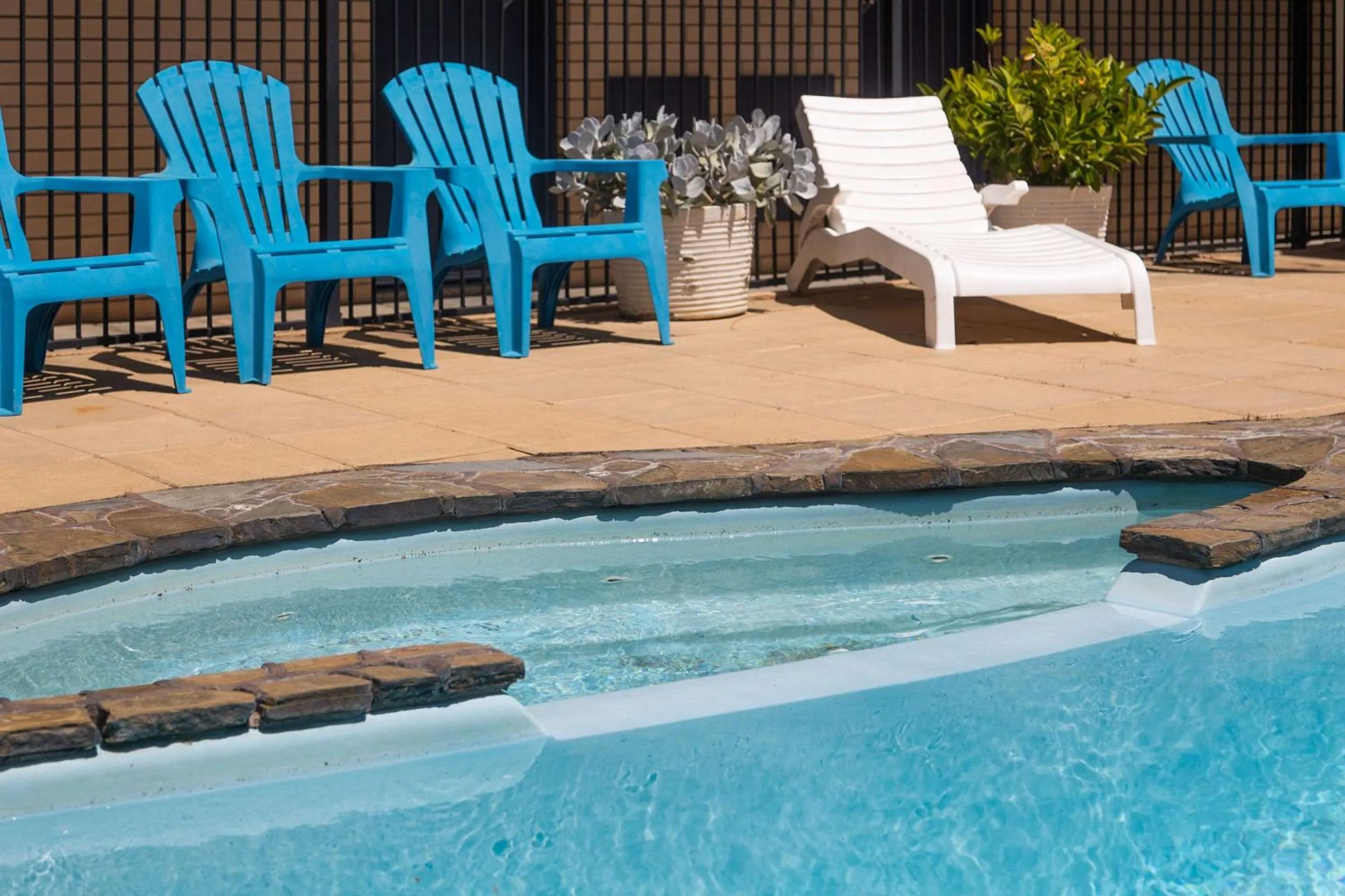 Swimming pool in Comfort Inn Glenelg