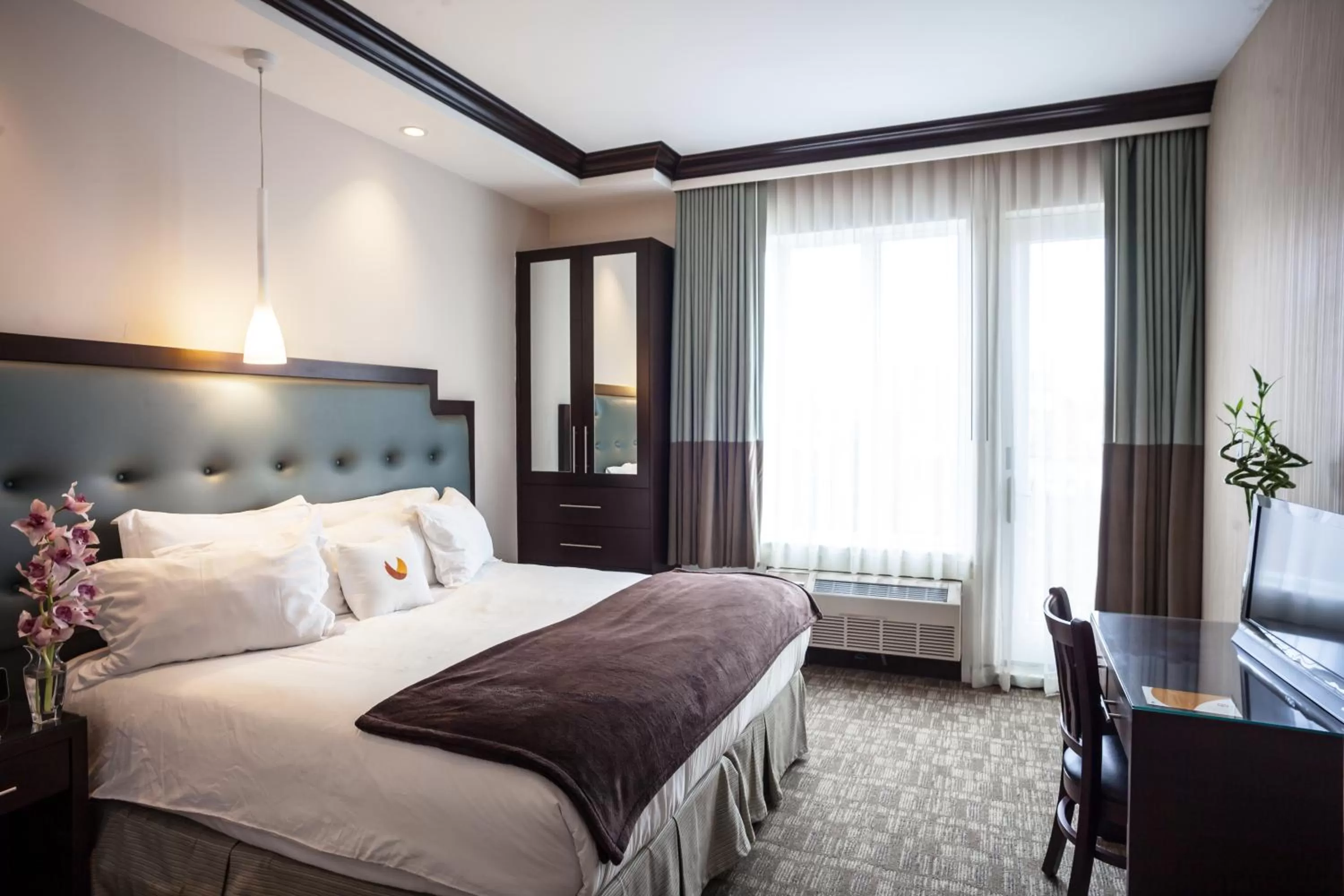 Bedroom, Bed in Aura Hotel Brooklyn