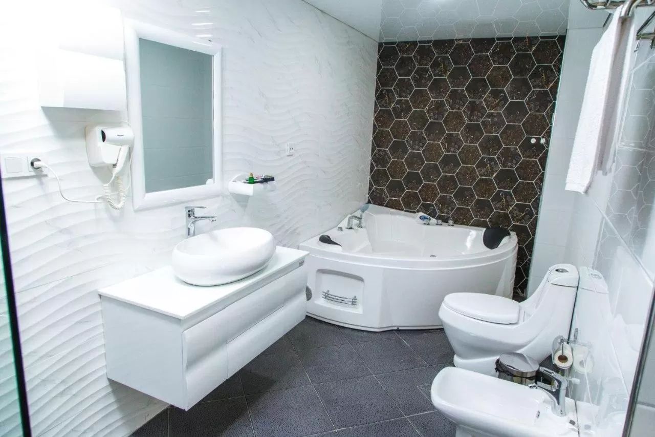 Shower in Shedevr Plaza