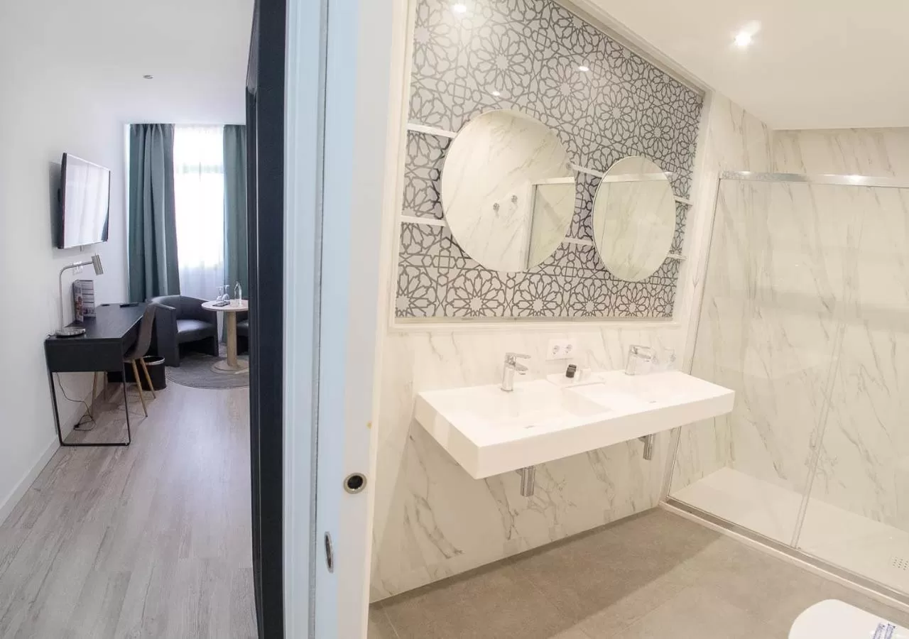 Shower in Hotel Pasarela