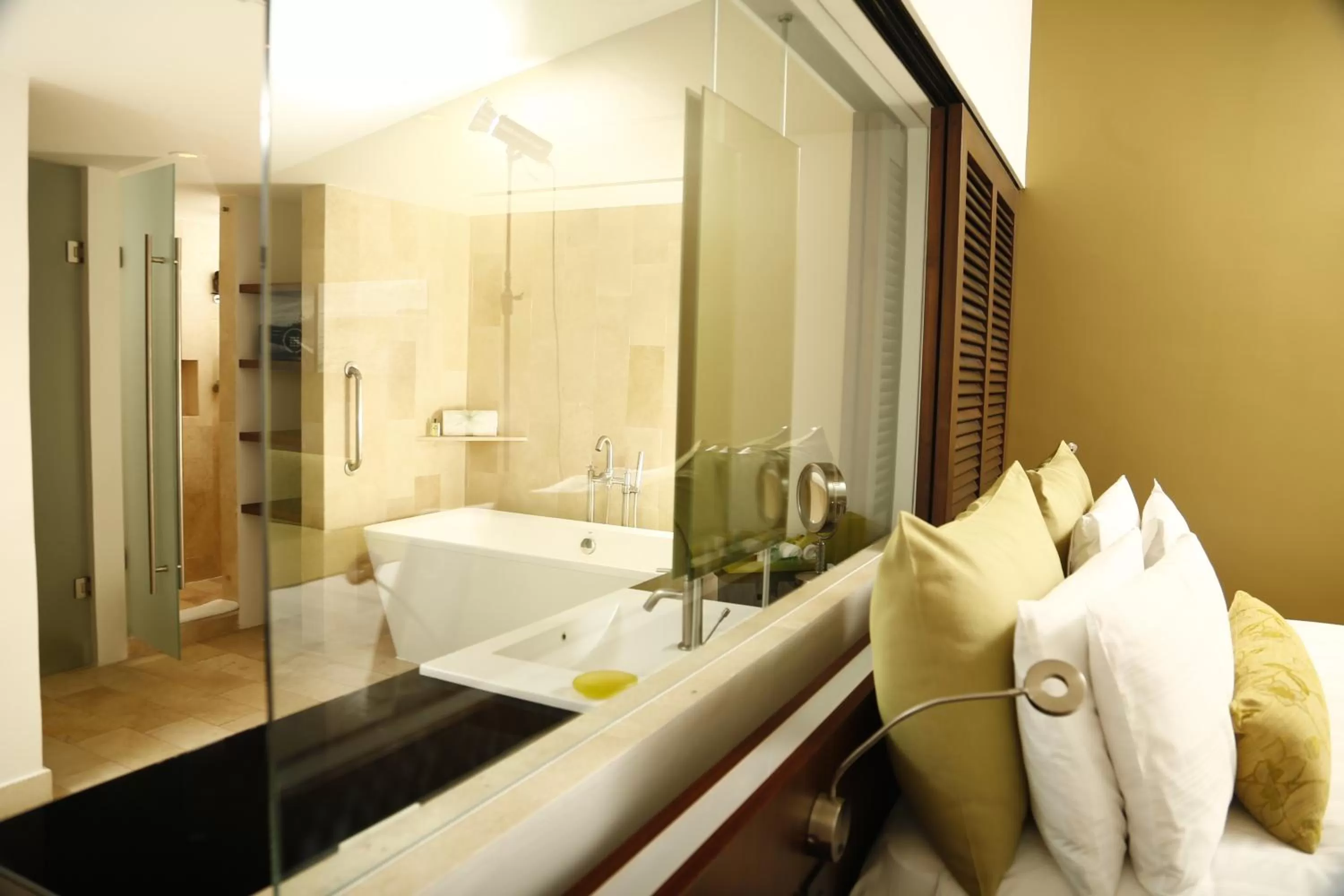 Bathroom, Bed in Presidente InterContinental Cancun Resort