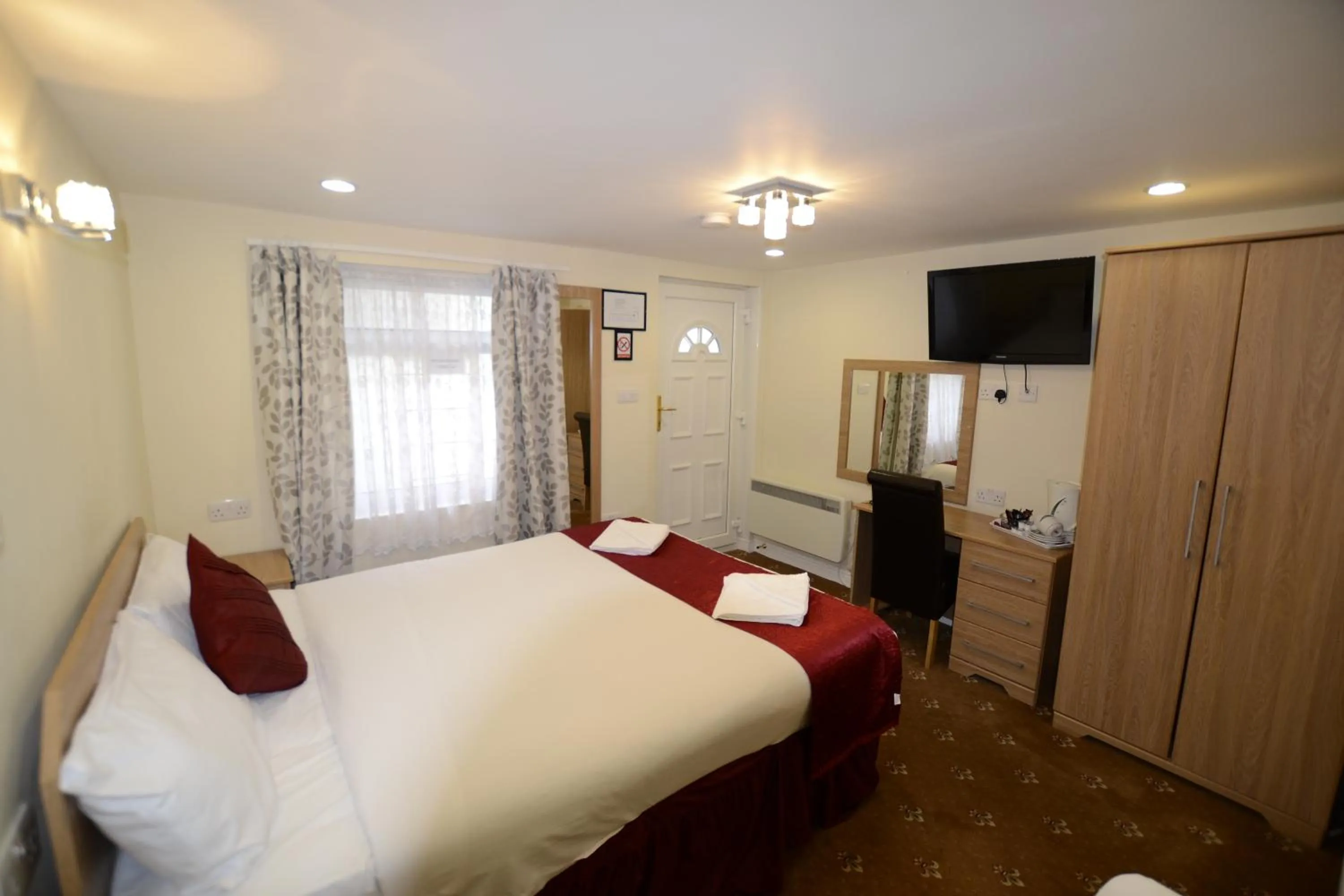 Bedroom, Bed in Cranbrook Hotel