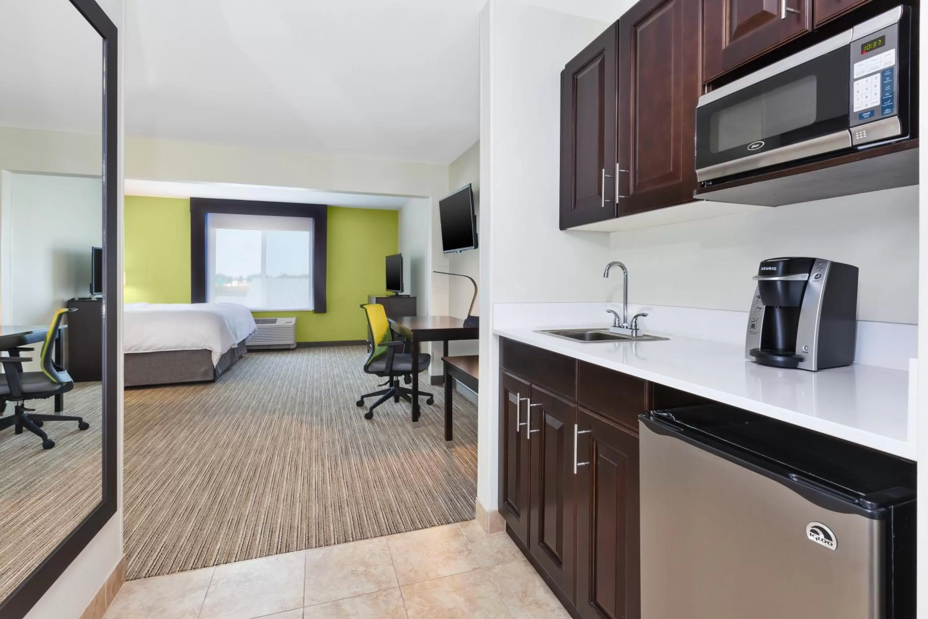Coffee/tea facilities, Bed in Holiday Inn Express & Suites - Effingham by IHG