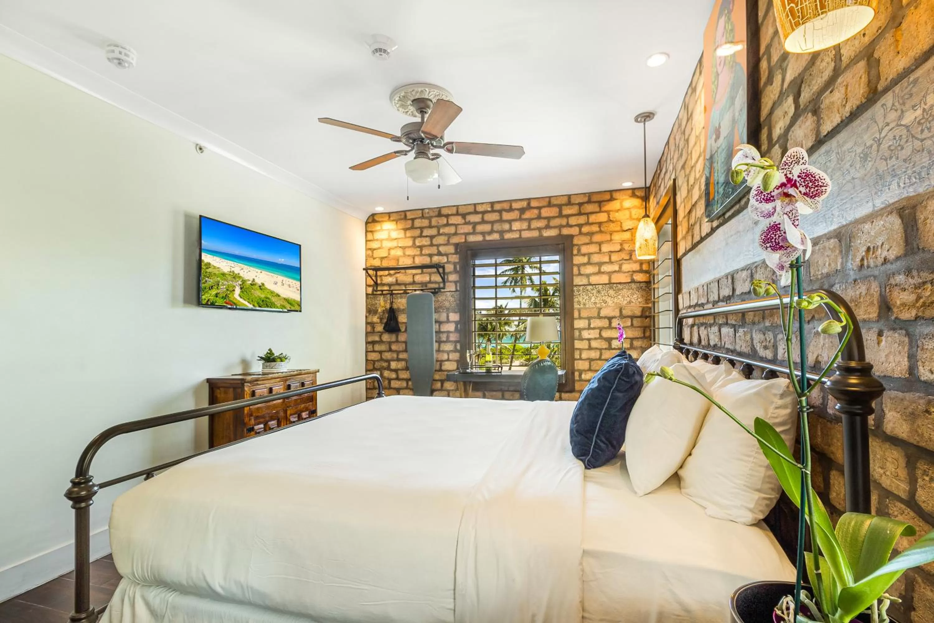 King Room with Ocean View and Roll-In Shower - Disability Access in Cavalier South Beach Hotel