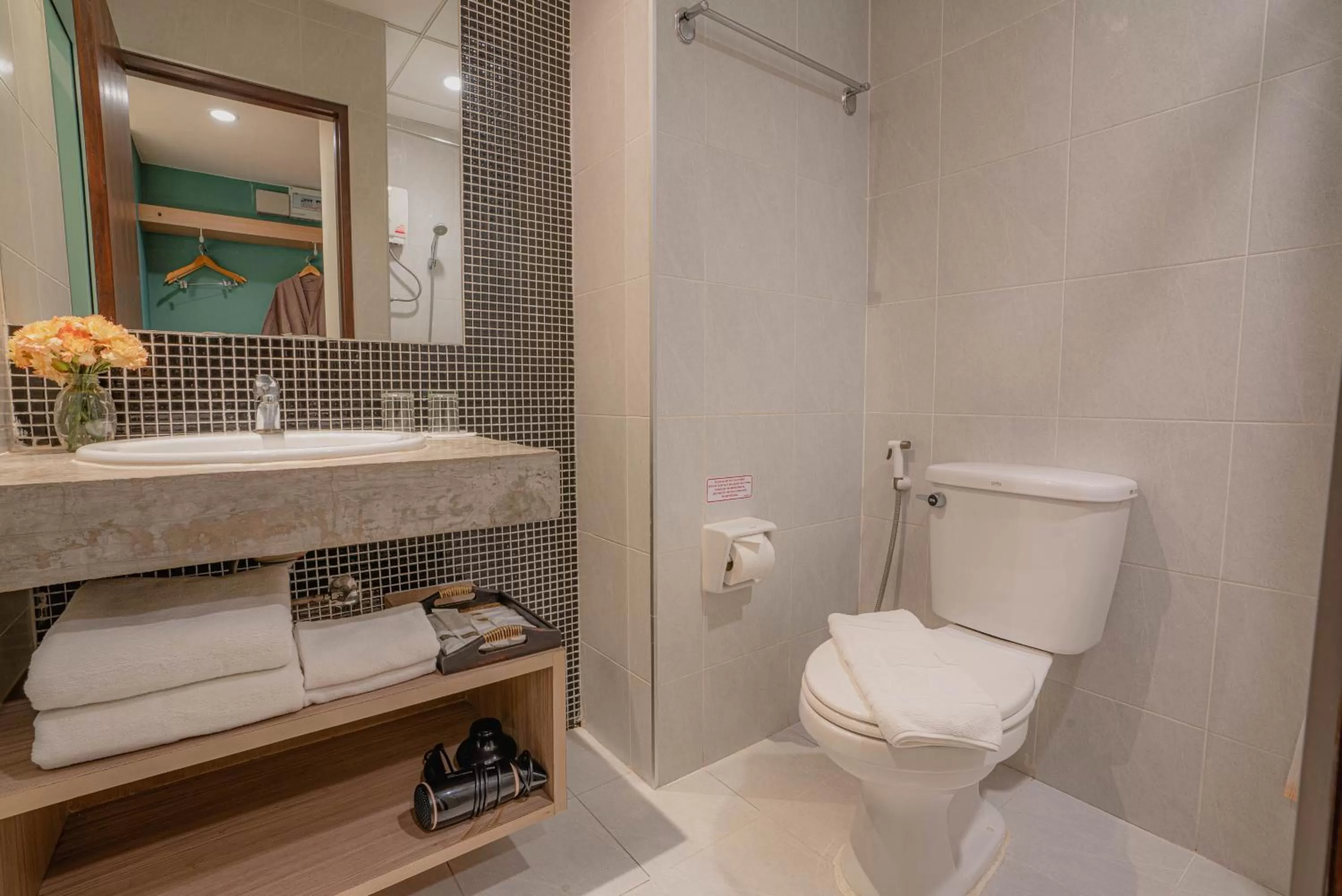 Bathroom in Peace Land Khaosan