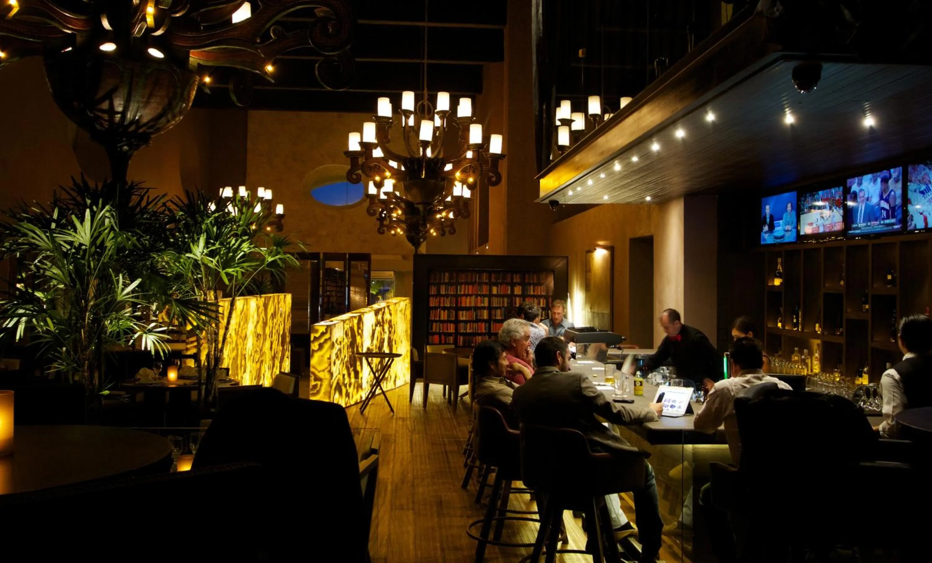 Restaurant/places to eat in Hotel Gobernador