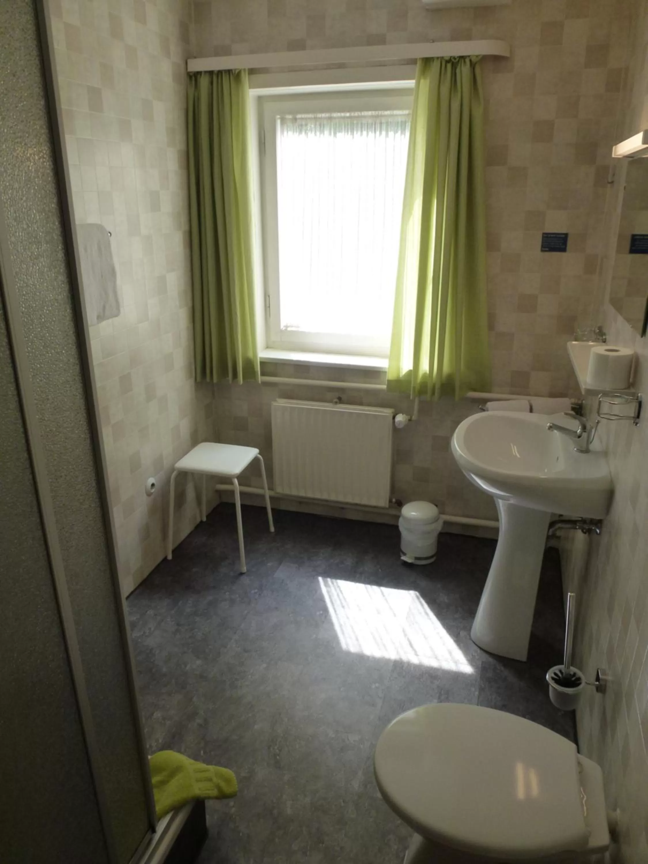 Toilet in Hotel Pension Gelpkes Mühle