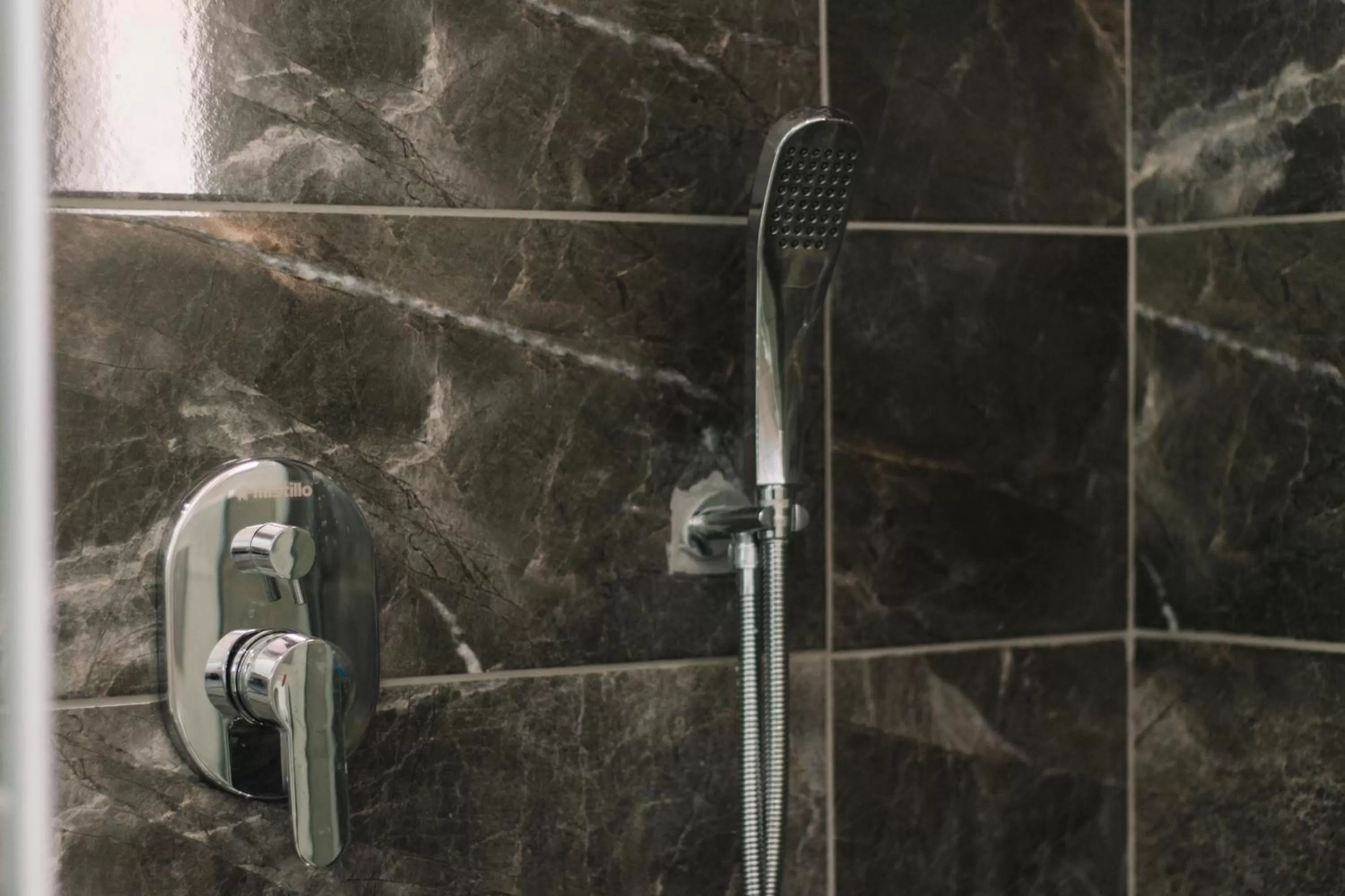 Shower in Melrose Pansiyon