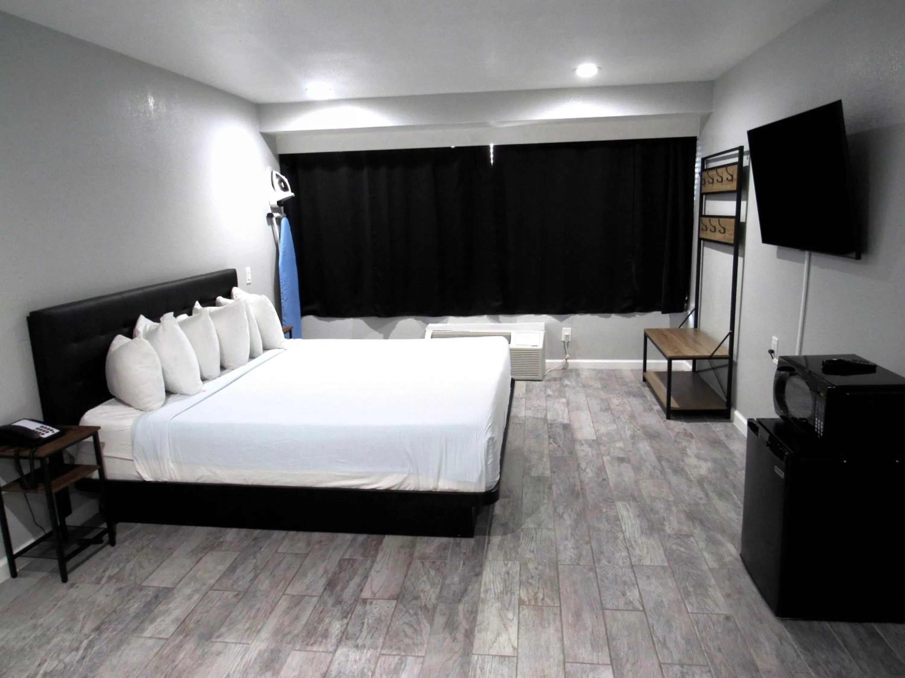 Bedroom, Bed in Capri Suites Anaheim