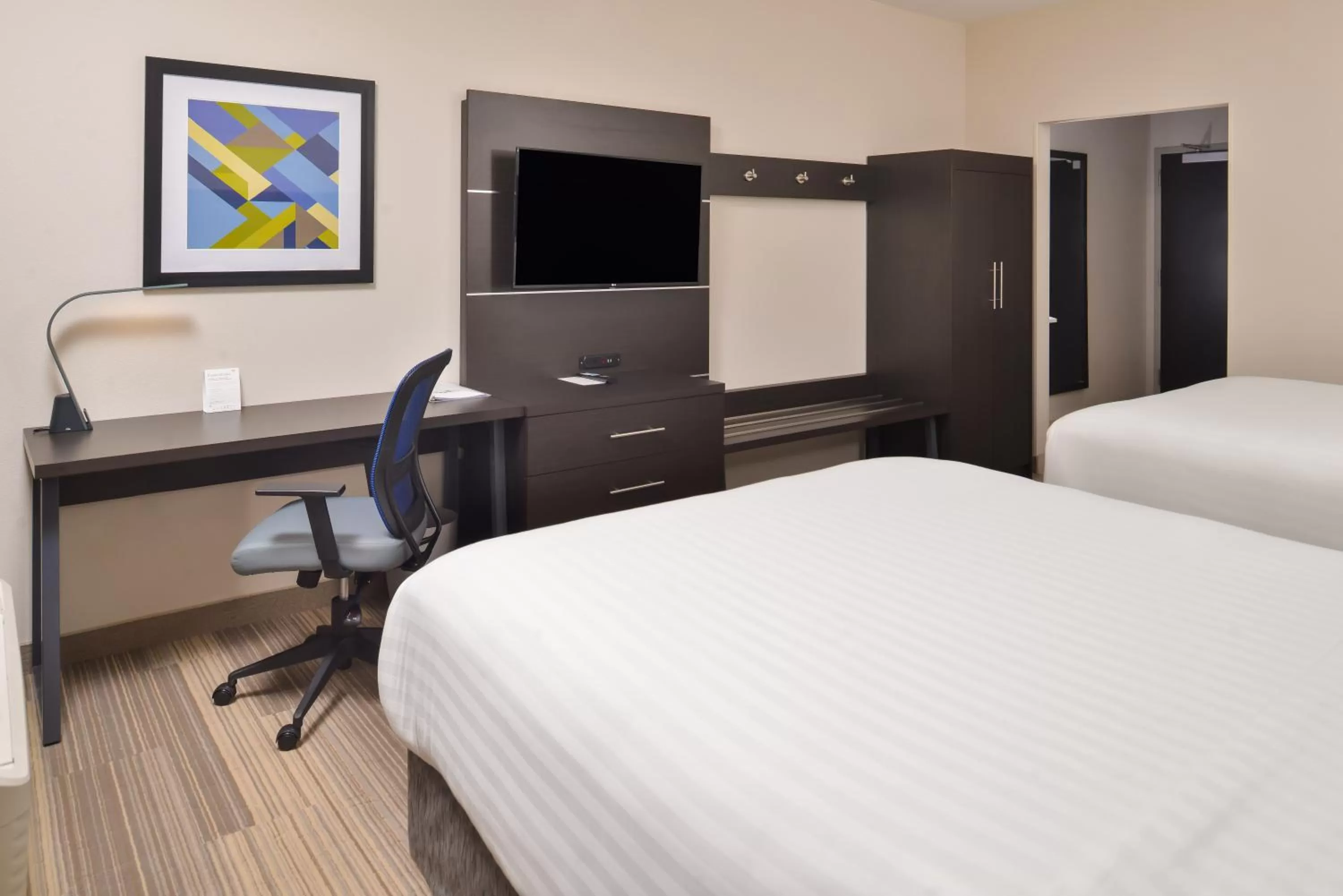 Photo of the whole room, Bed in Holiday Inn Express & Suites - Kansas City - Lee's Summit by IHG