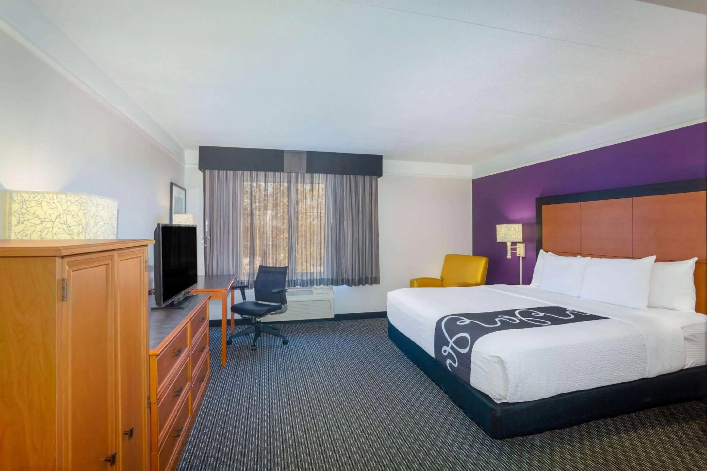 Photo of the whole room, Bed in La Quinta by Wyndham St. Louis Westport