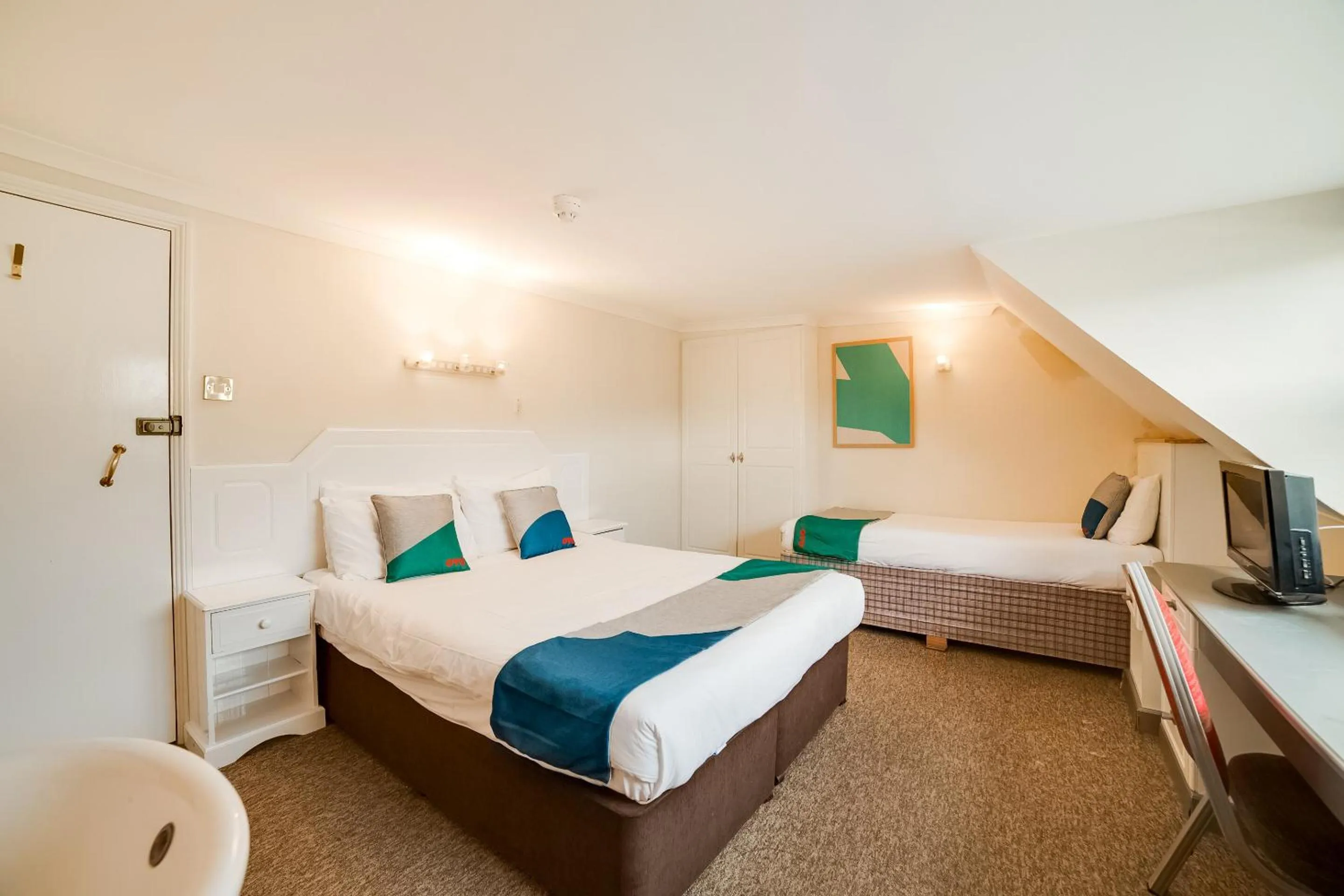 Standard Family of 3 Suite in The Gullivers Hotel