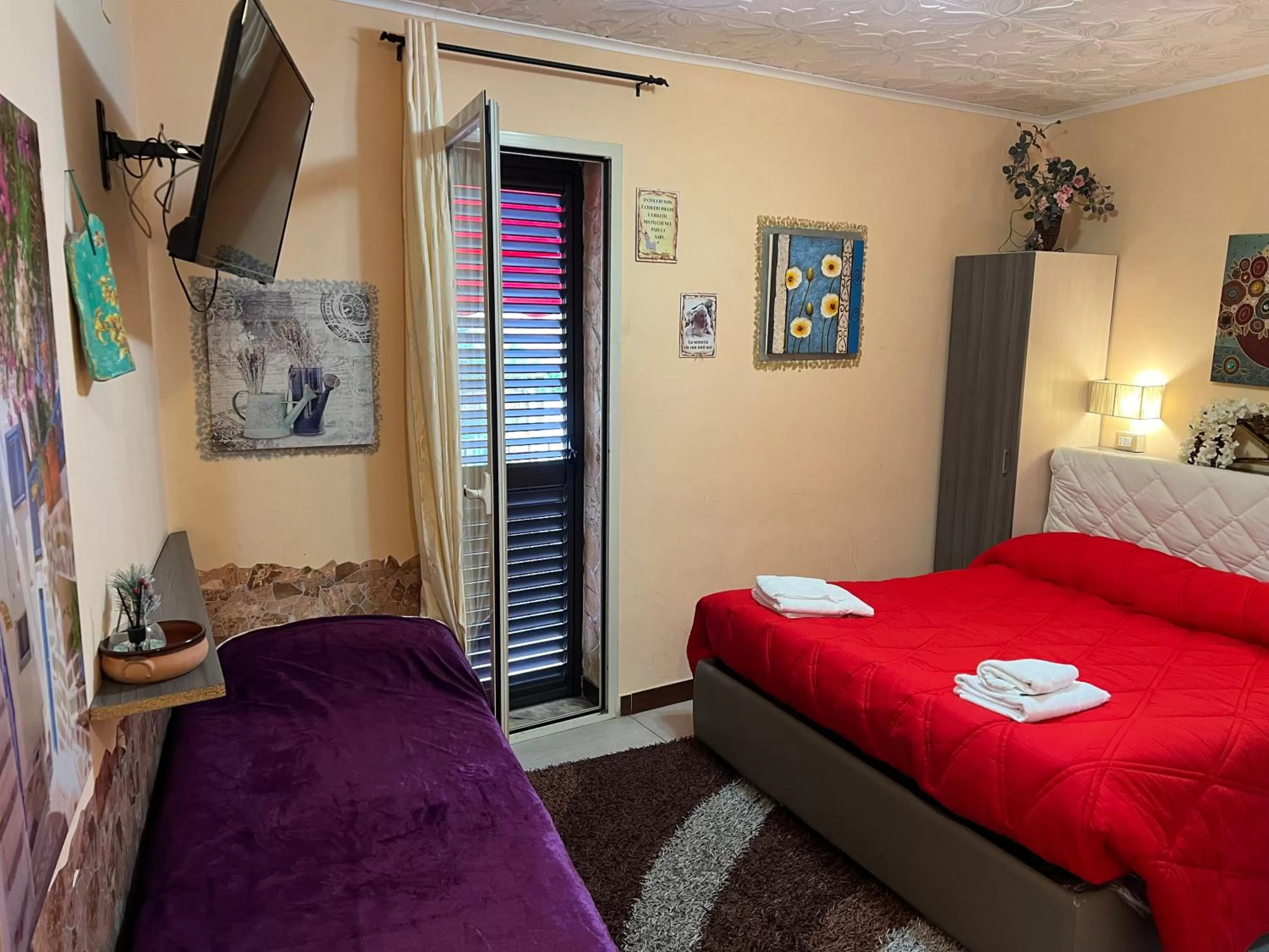 Photo of the whole room, Bed in Golden Dreams B&B