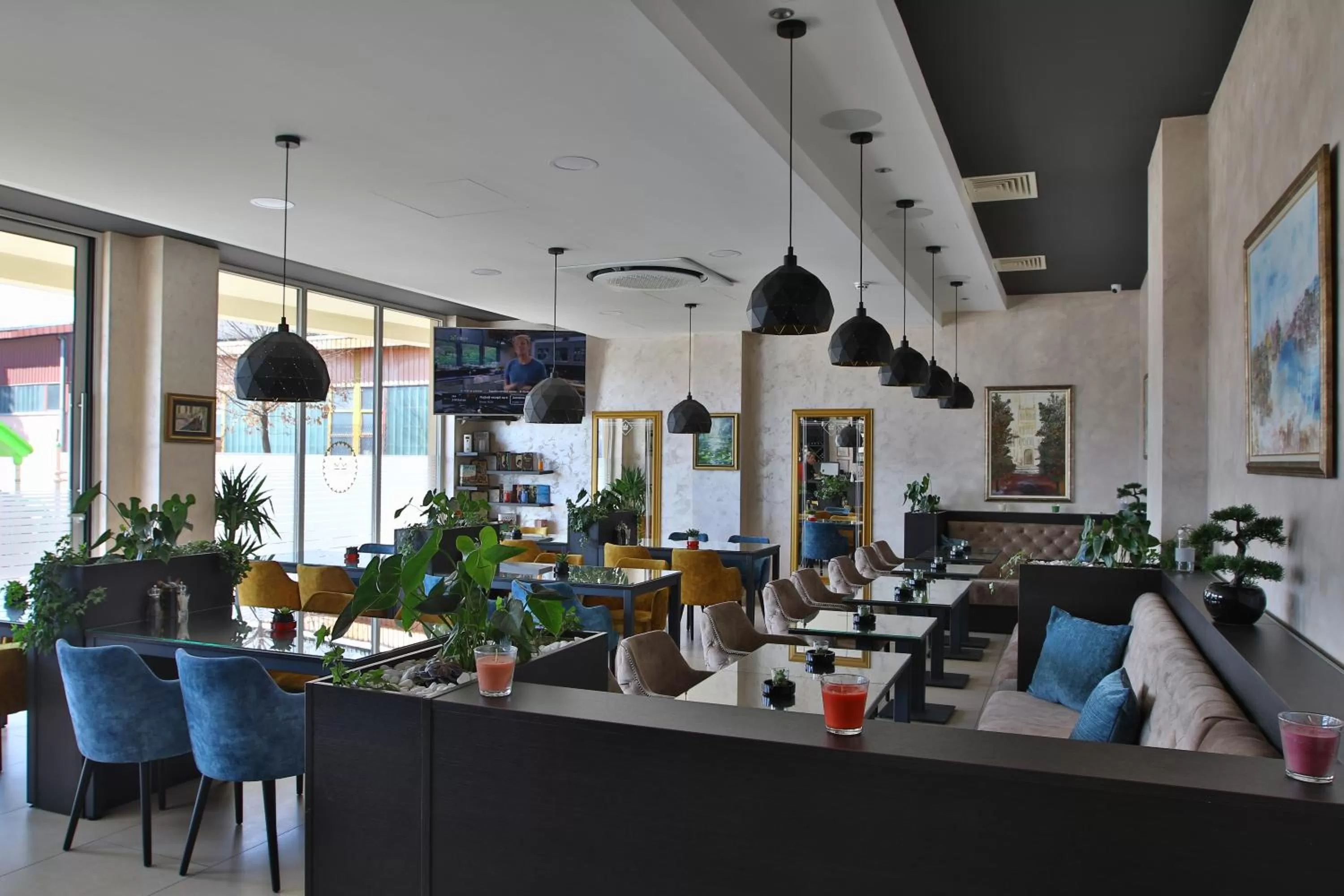 Restaurant/Places to Eat in Royal Residence