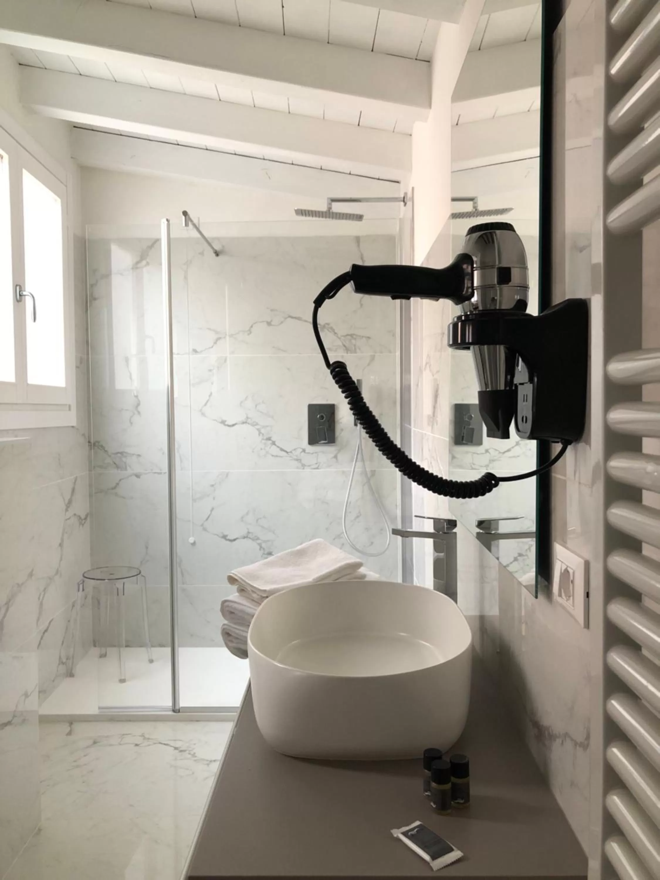 Shower in Albergo Marin