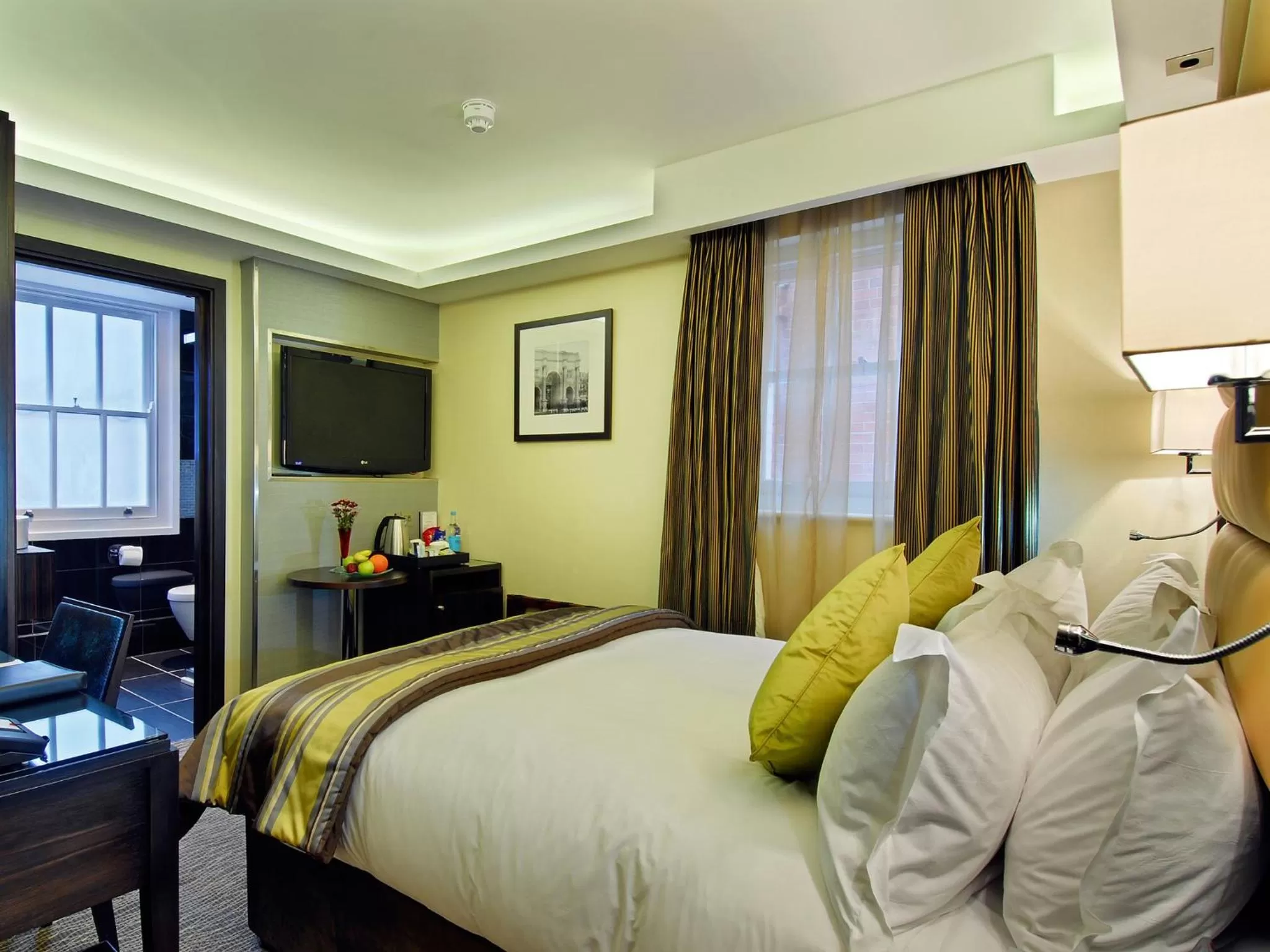 Bedroom, Bed in Park Grand Mayfair