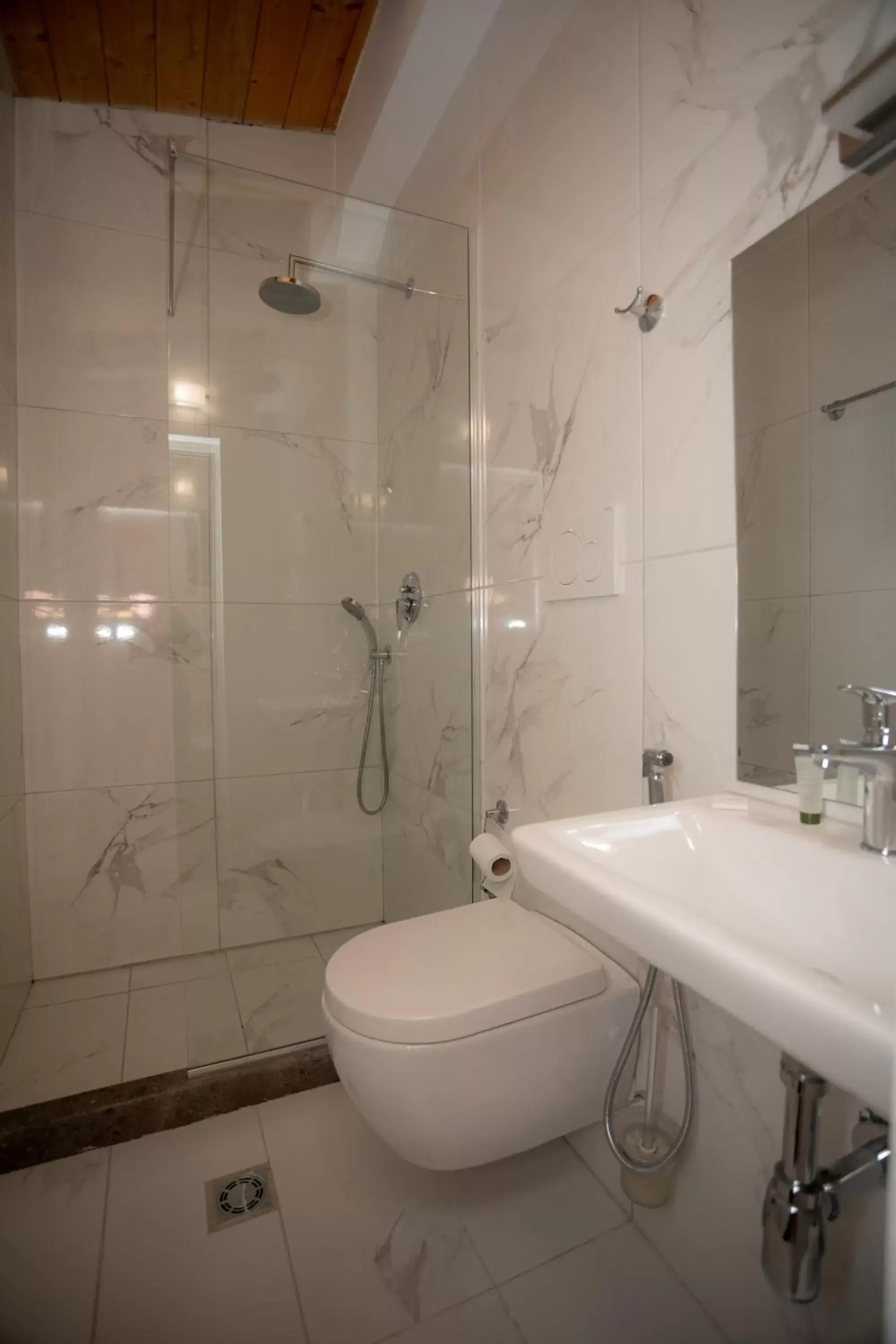 Deluxe Double or Twin Room with Lake View in Hotel Grandpa's House Deluxe Double or Twin Room with Lake View in Hotel Grandpa's House