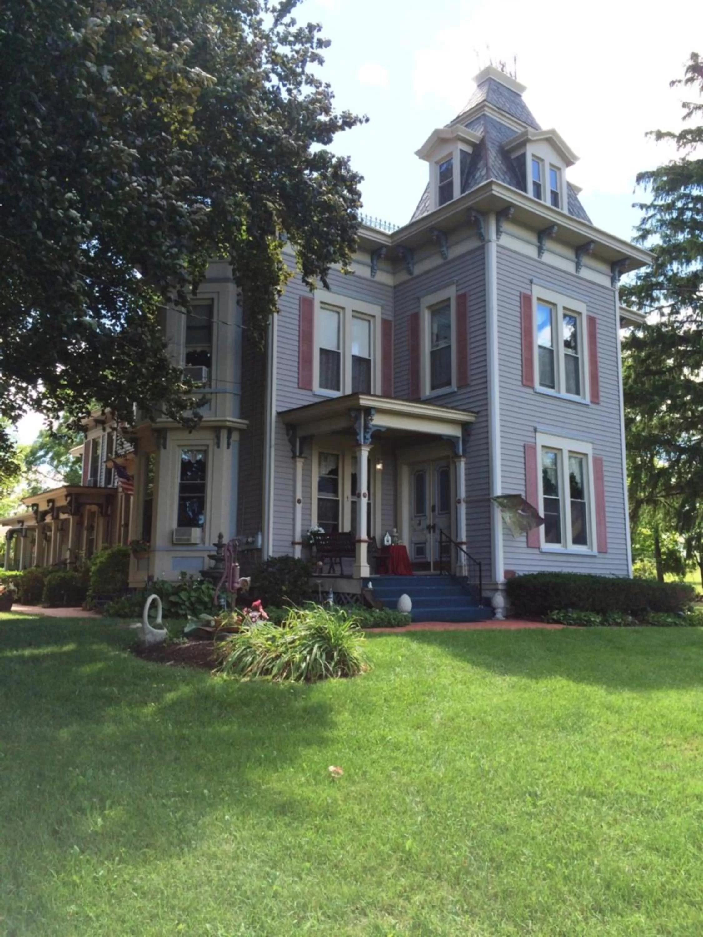 Facade/entrance in Sutherland House Victorian Bed and Breakfast