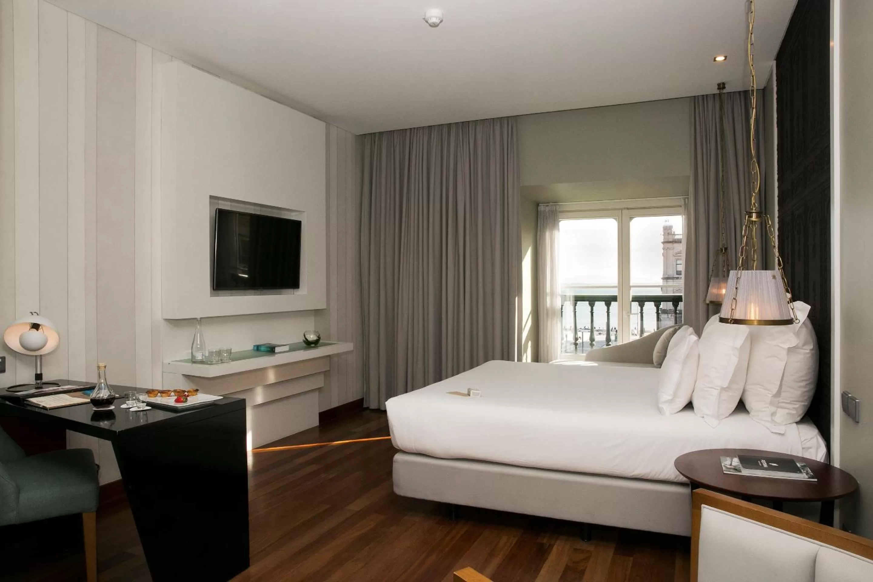 Photo of the whole room, Bed in Pousada de Lisboa - Small Luxury Hotels Of The World