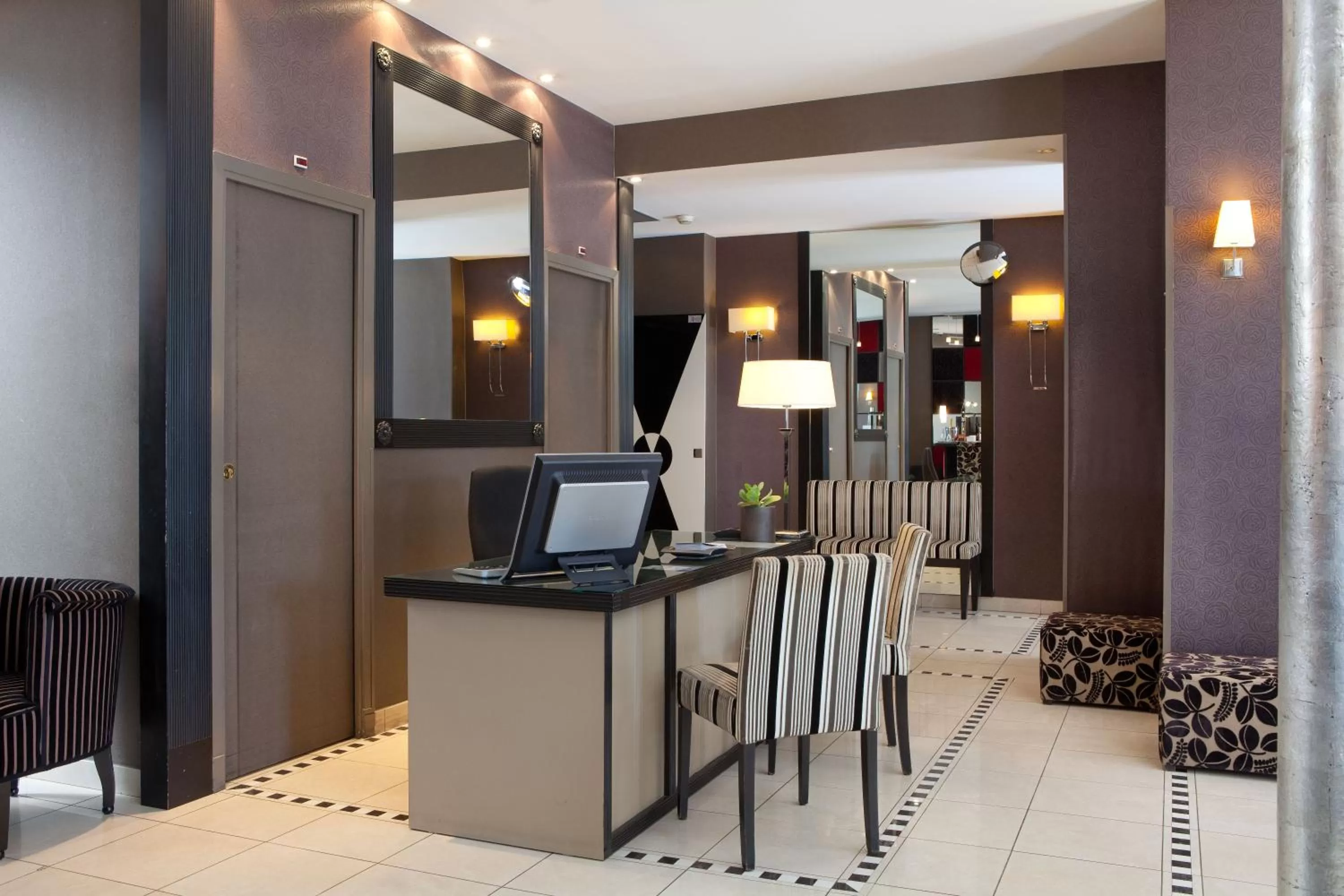 Lounge or bar in Hotel Eiffel Seine