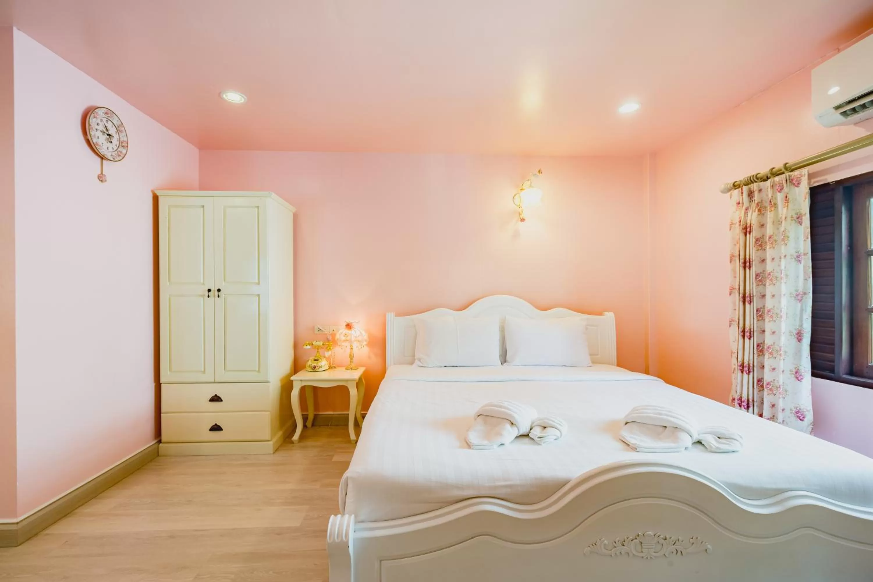 Bed in Sakarin Valley Resort