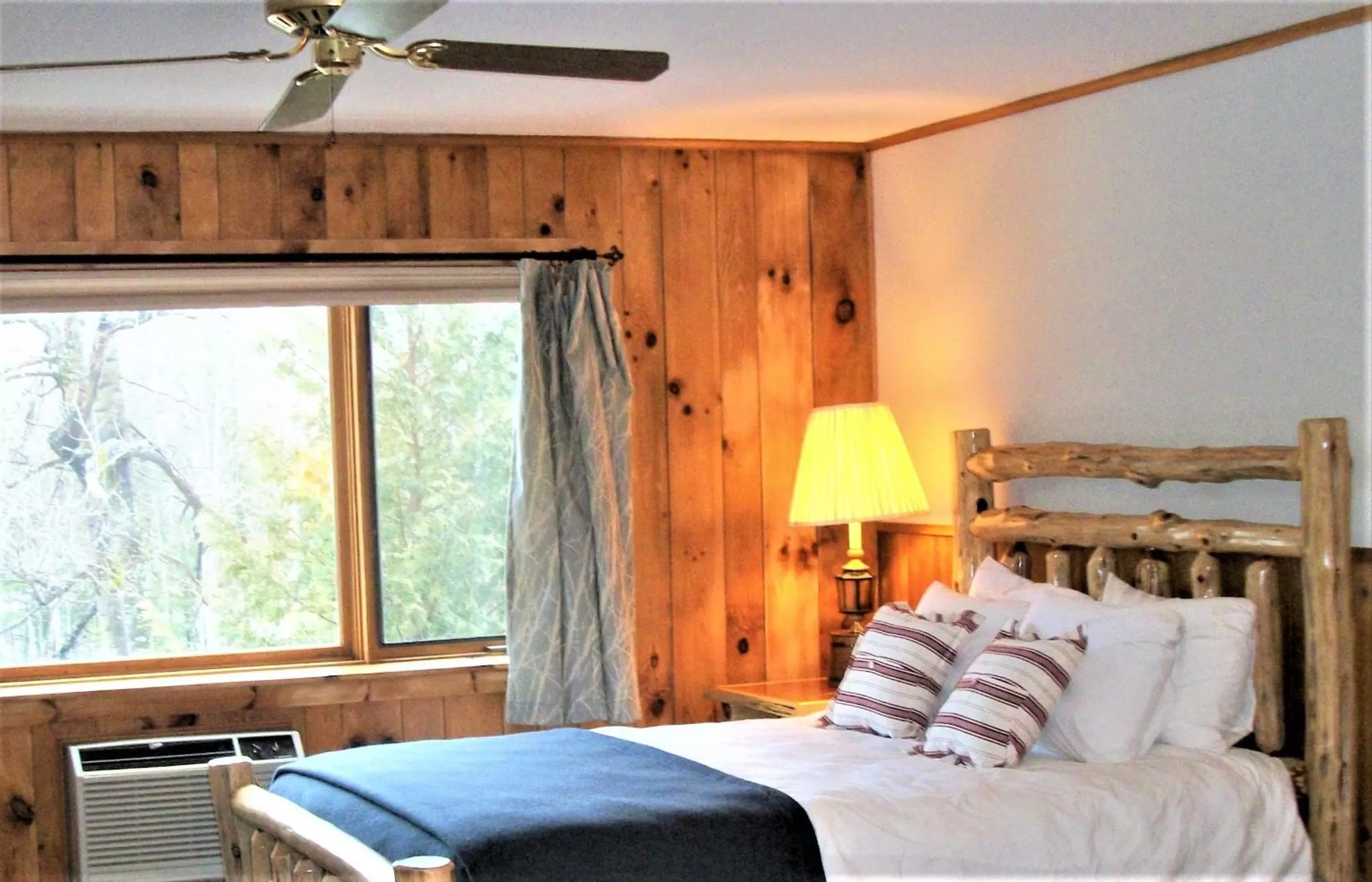 Bedroom, Bed in Garnet Hill Lodge