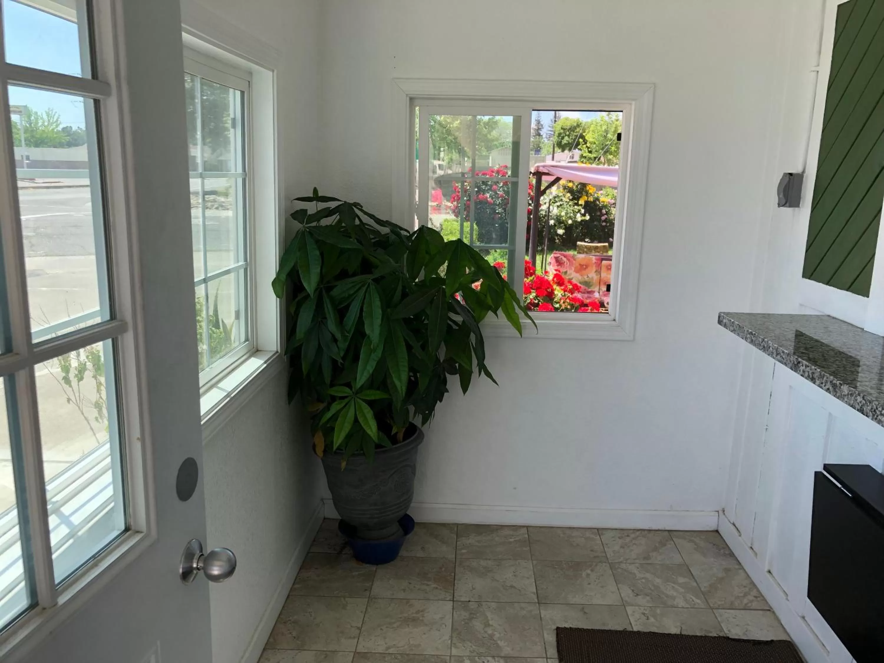 Facade/entrance in Dixon Motel