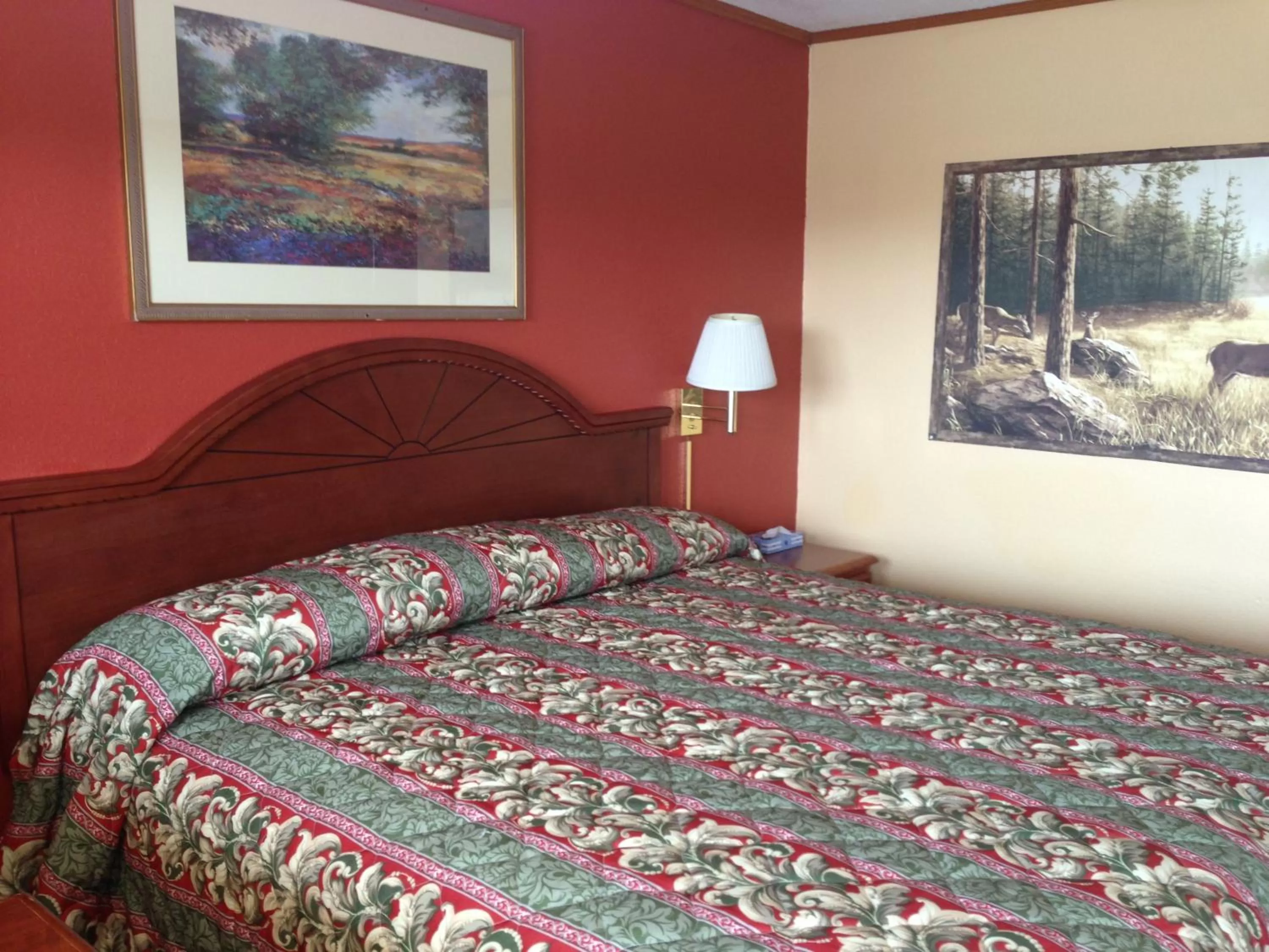 Bed in DeQueen Courtyard Inn