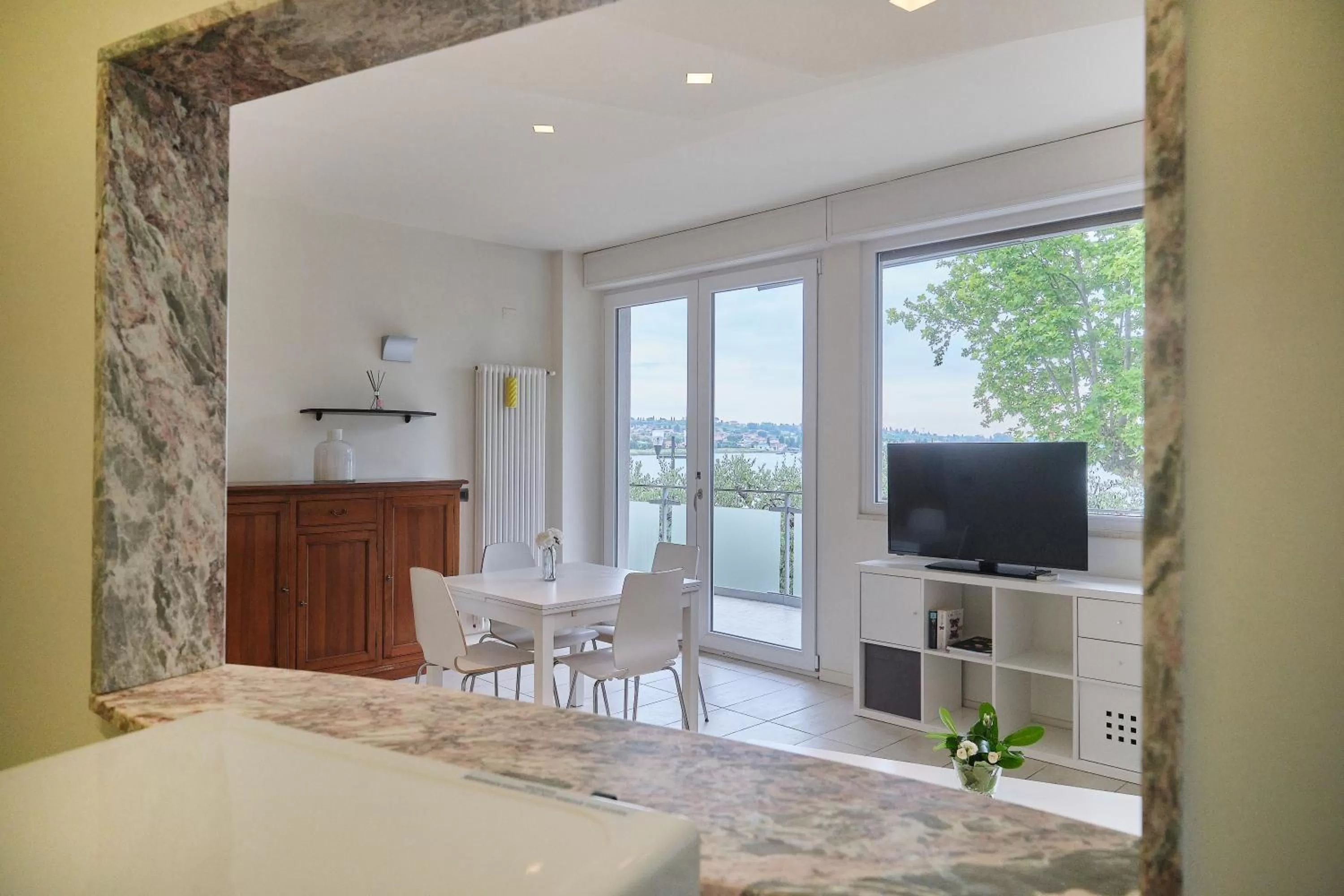 Dining area in Front Lake Apartment Bardolino