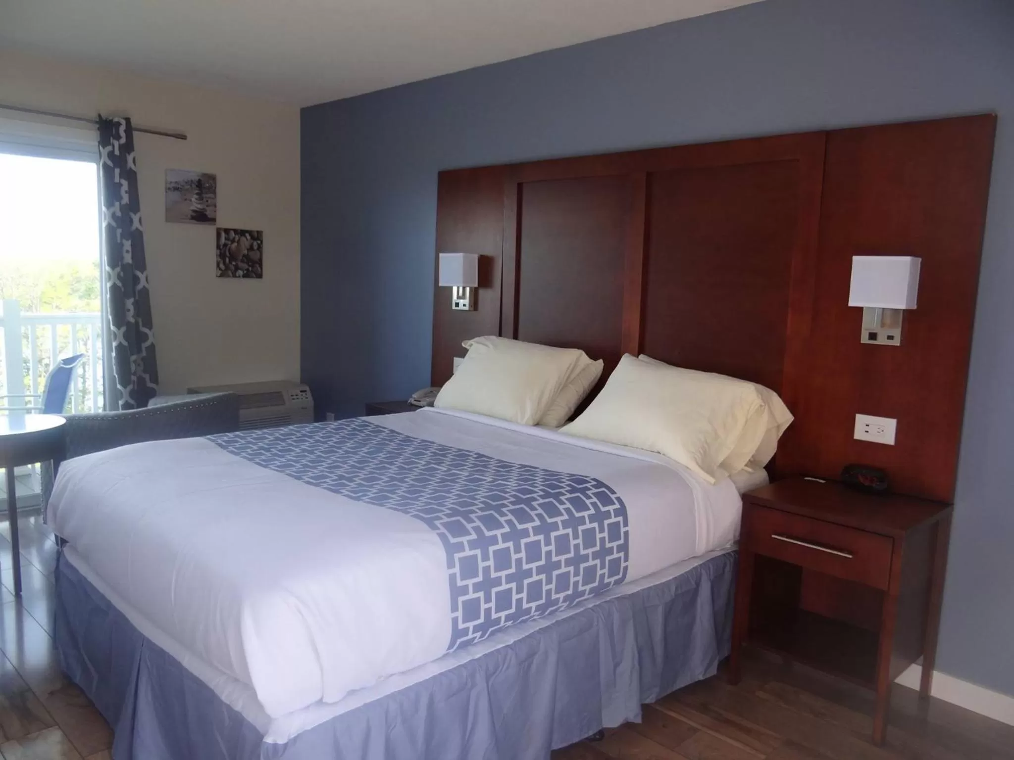 Photo of the whole room, Bed in Ledges By the Bay