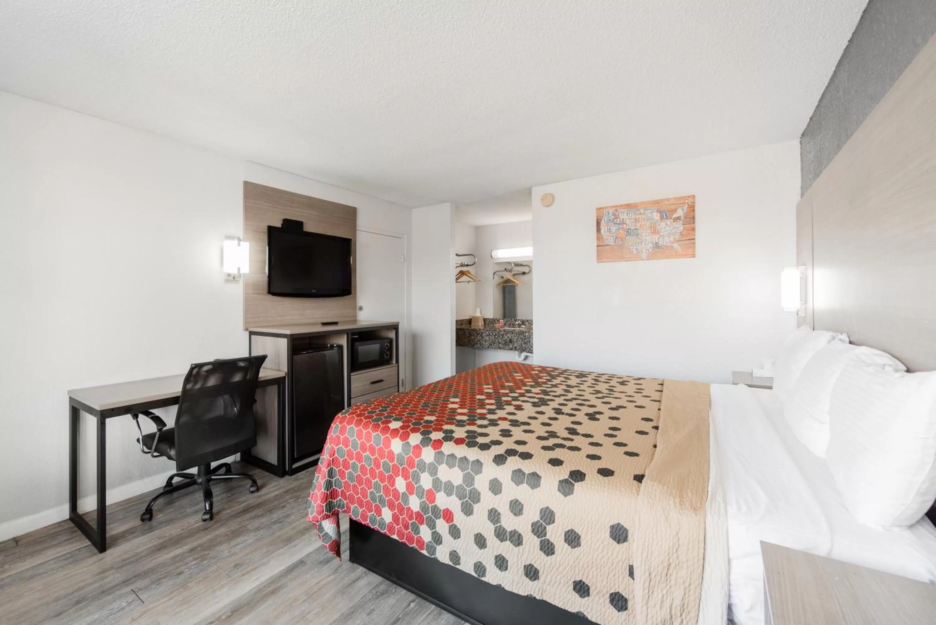 Bed in Econo Lodge Inn & Suites Near Bricktown