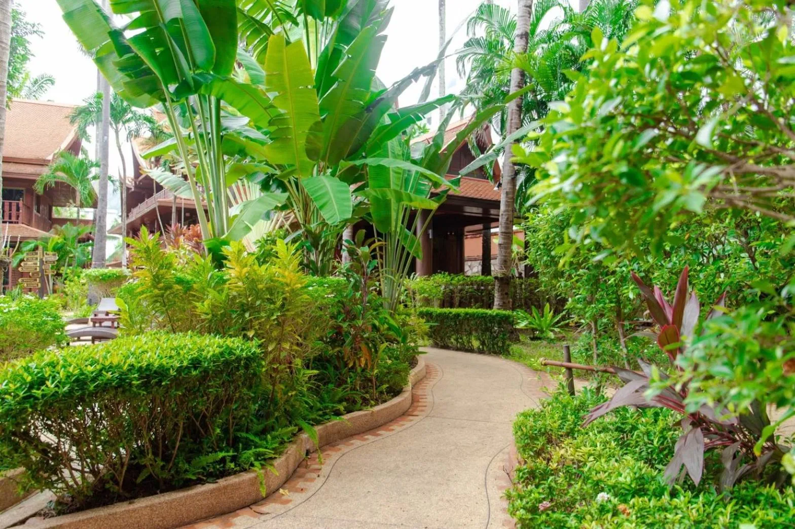 Garden in Royal Phawadee Village Patong - 2 Minutes walk to the beach