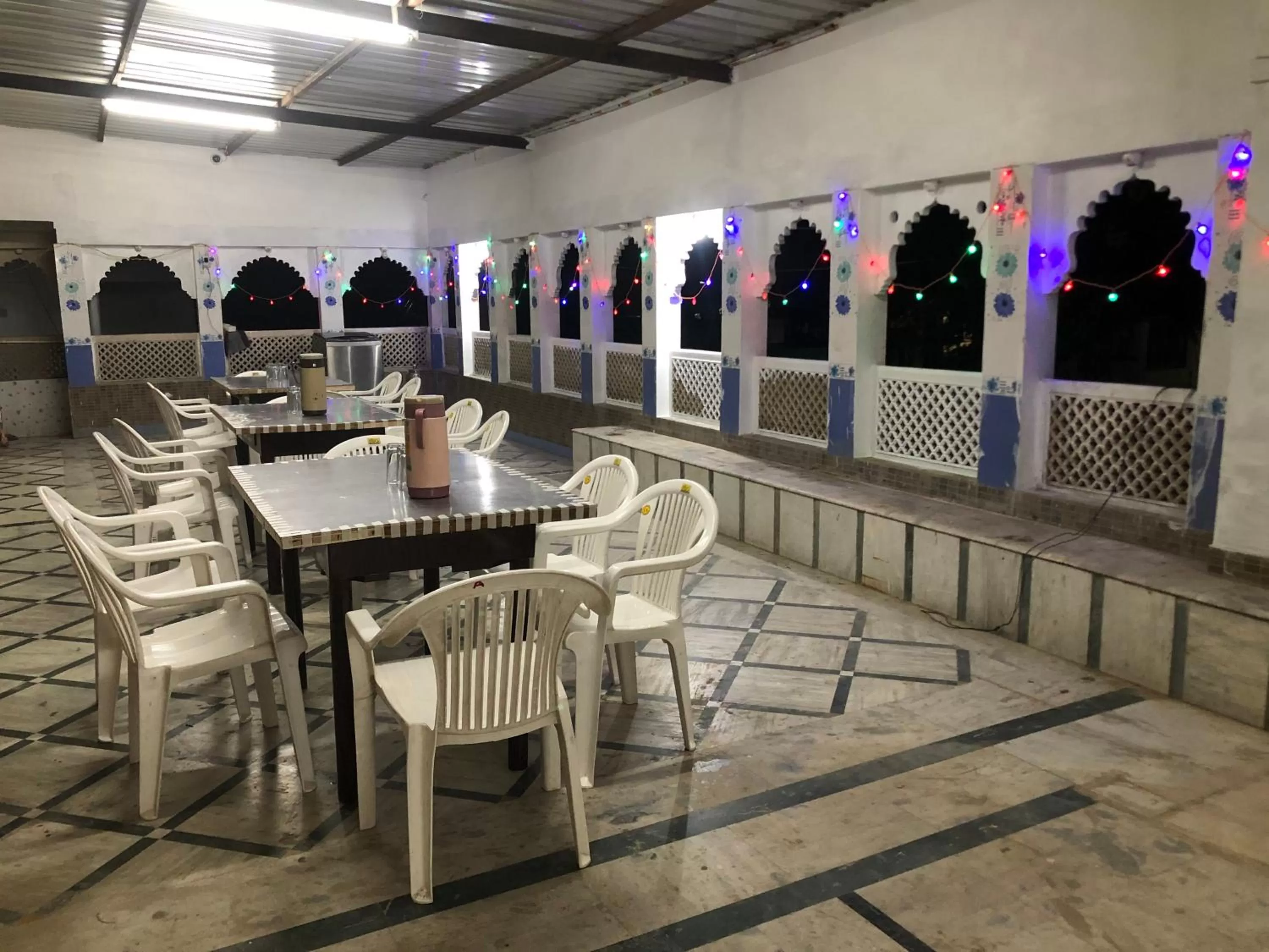 Restaurant/places to eat in Hotel Rani Palace at Lake Fatehsagar