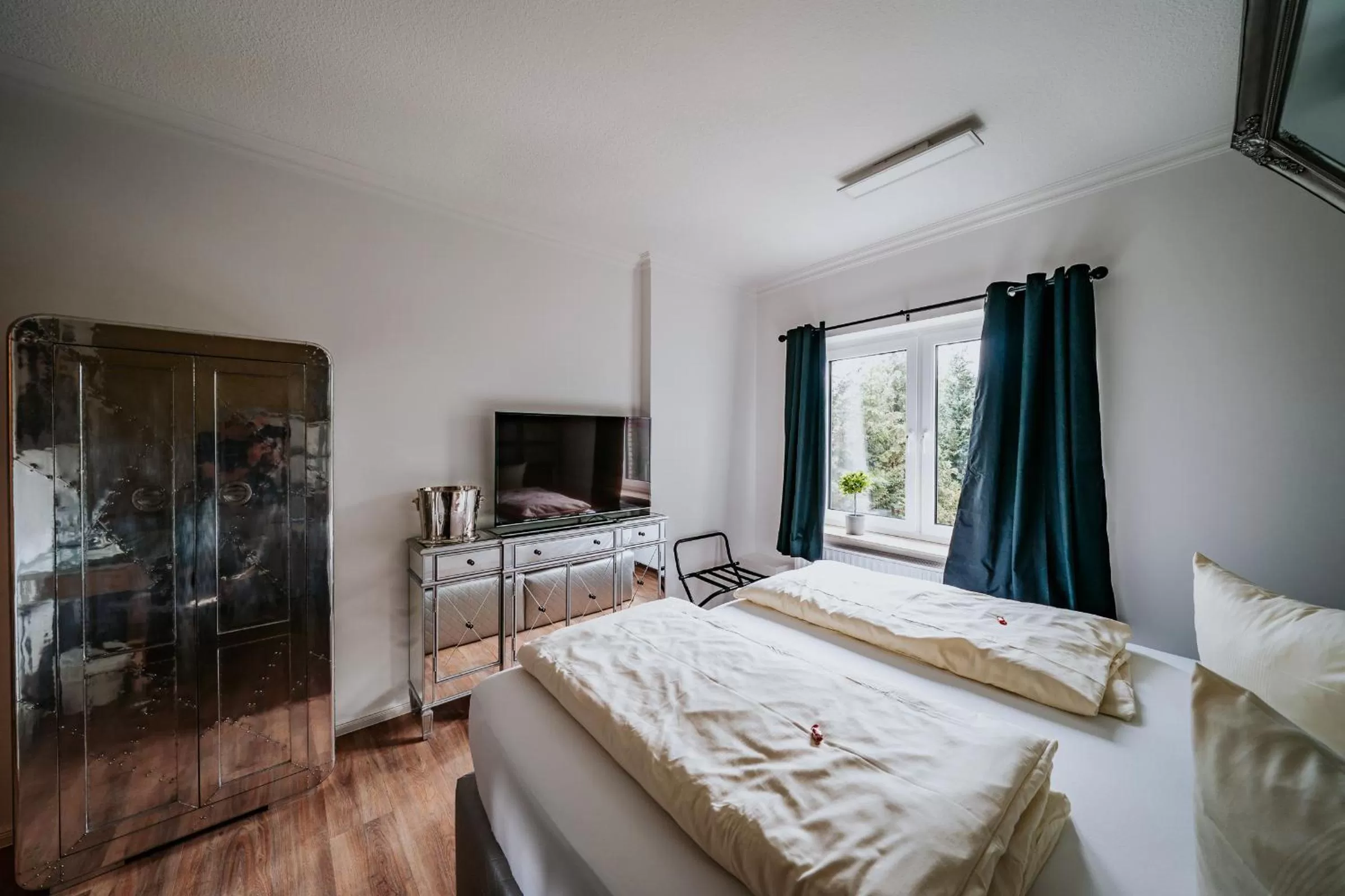 Photo of the whole room, Bed in RobrookS Hotel Garni