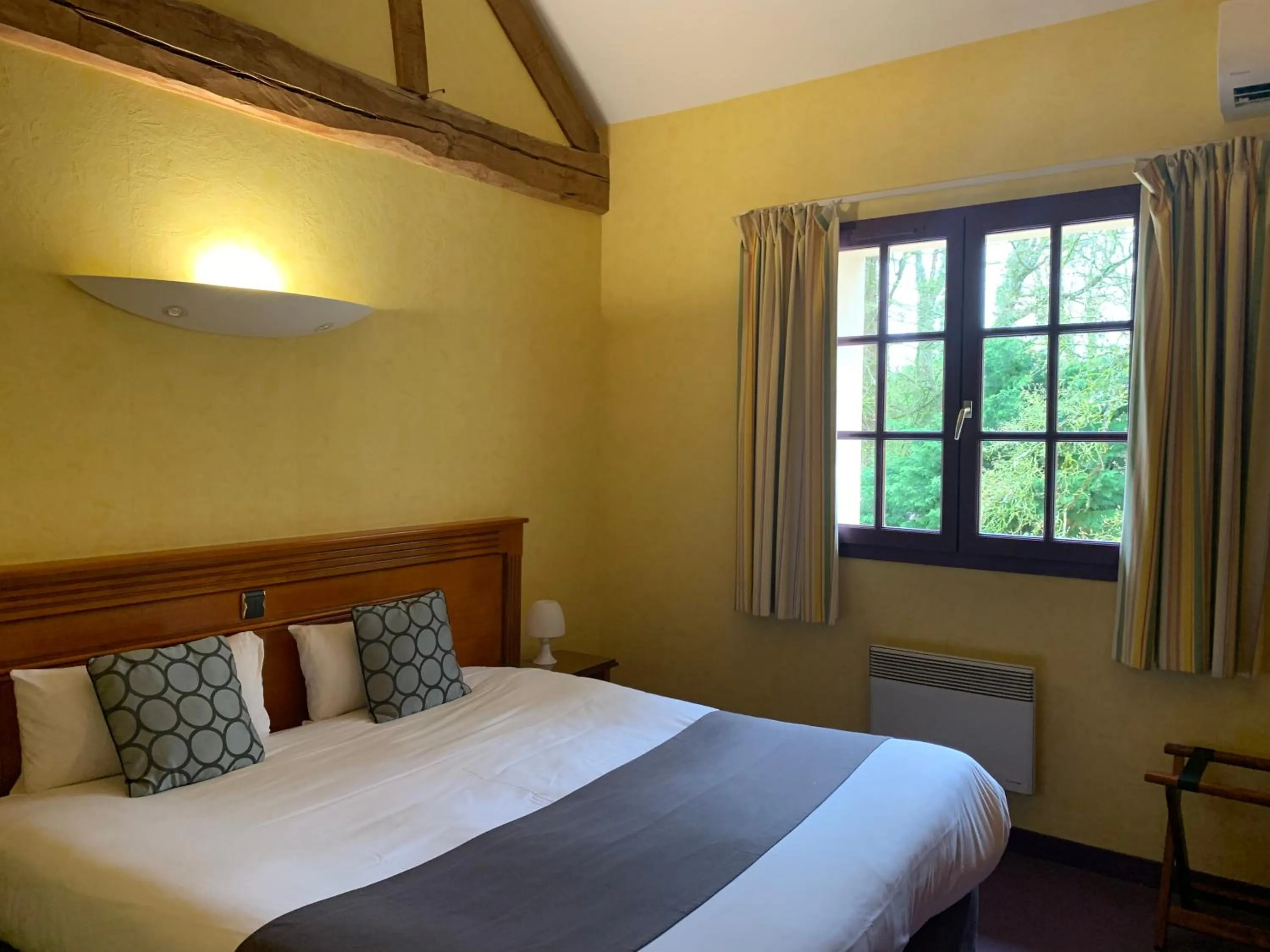 Bed in Logis Hôtel Restaurant Le Moulin de la Coudre