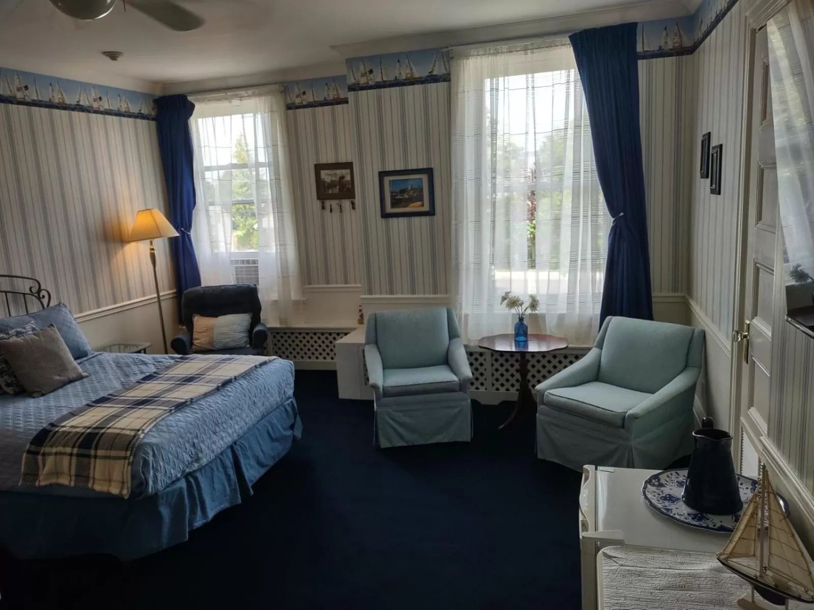 Seating area, Bed in The King George Inn