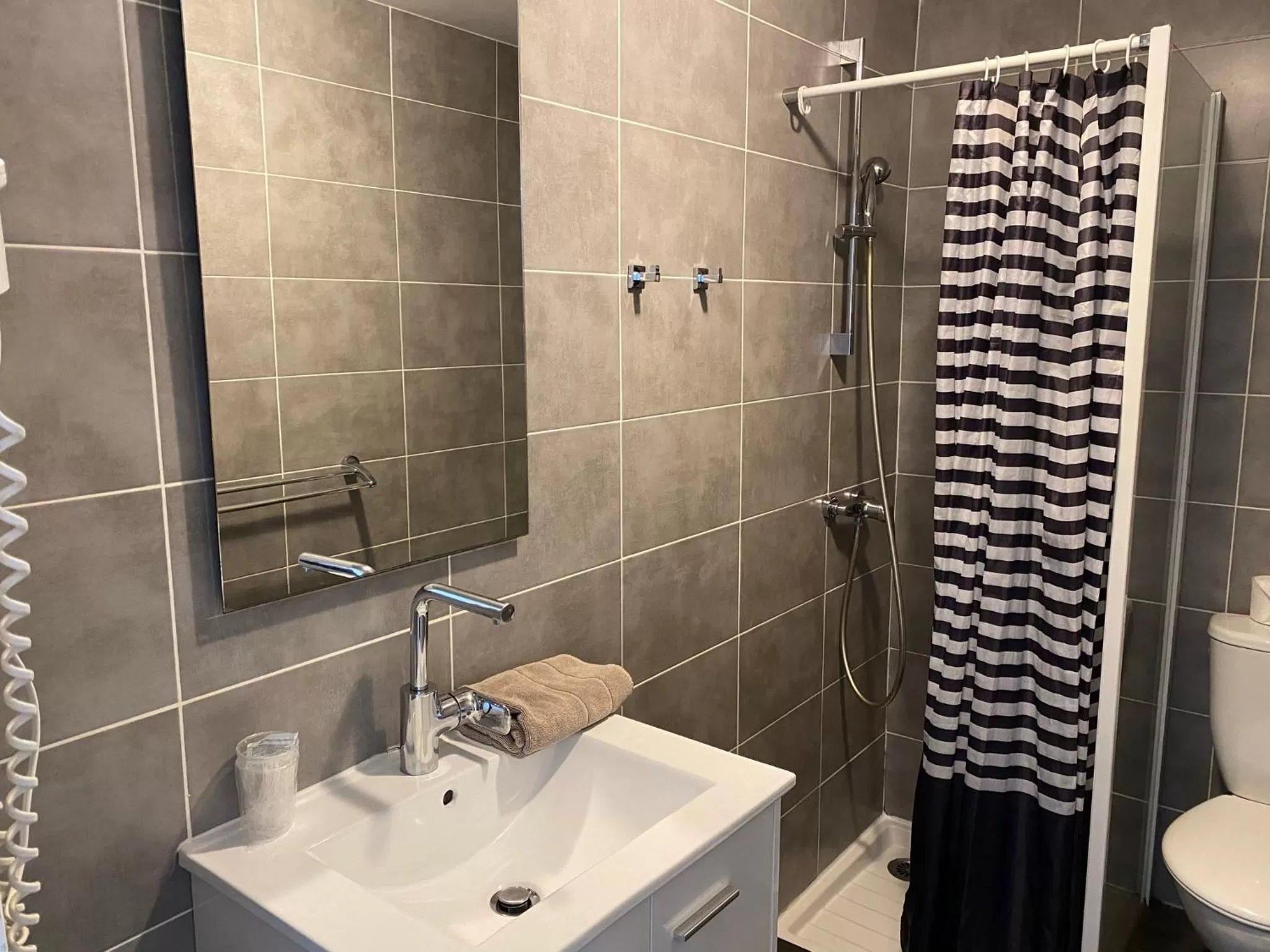 Property building in Hôtel Restaurant Le Provençal